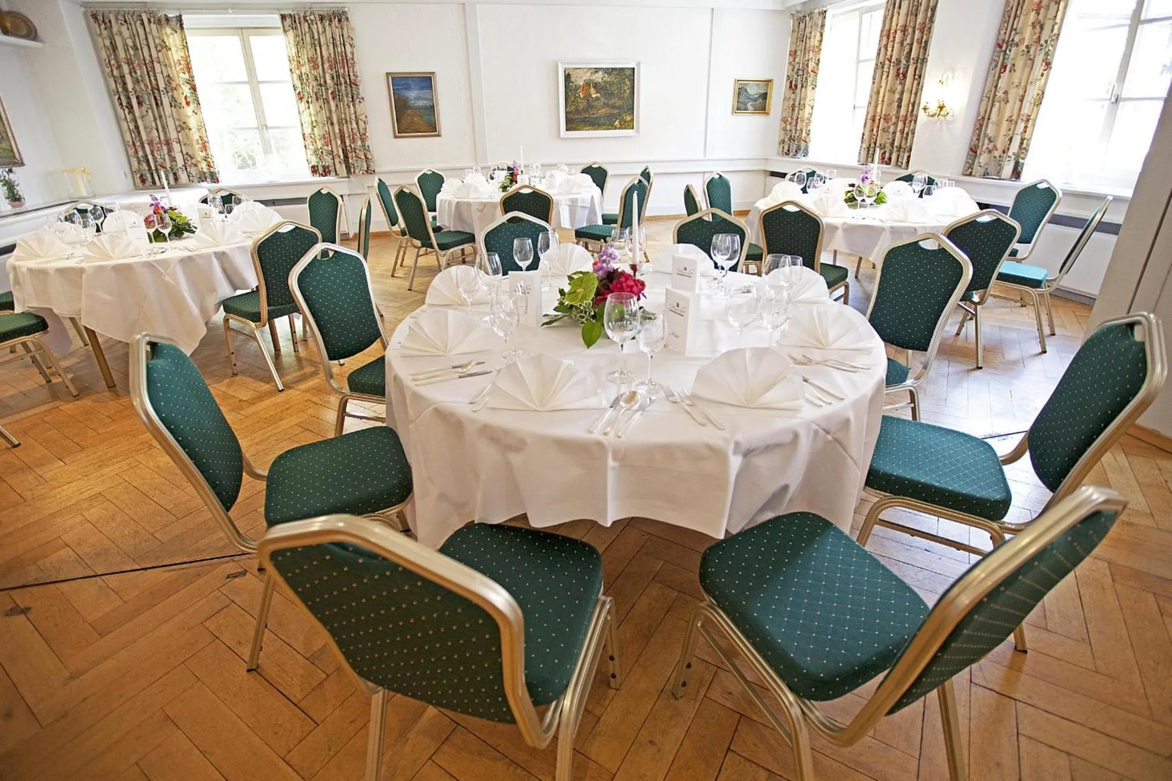 Restaurant/places to eat in Hotel Hirsch