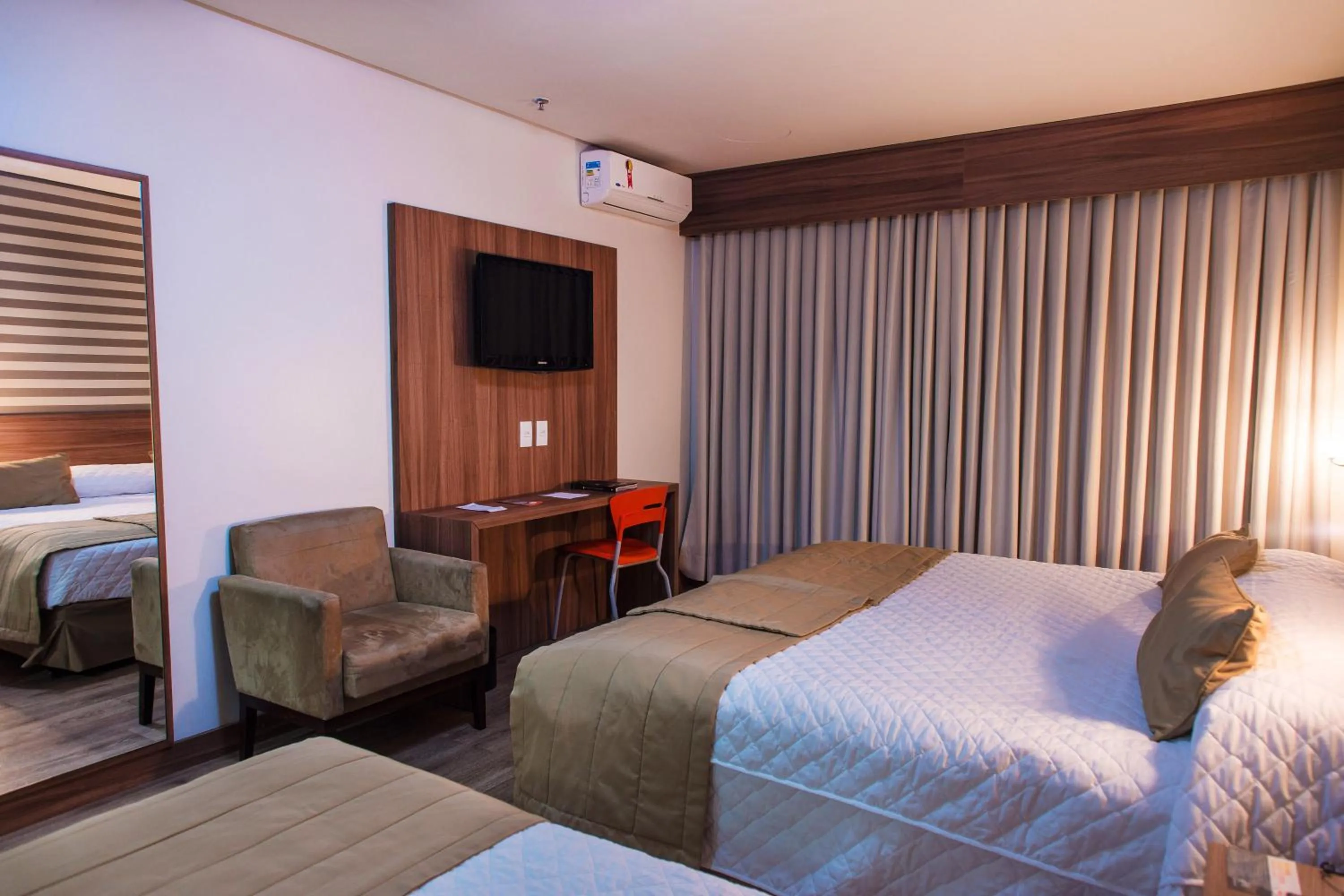 Photo of the whole room, Bed in Hotel Continental Business - 200 metros do Complexo Hospitalar Santa Casa