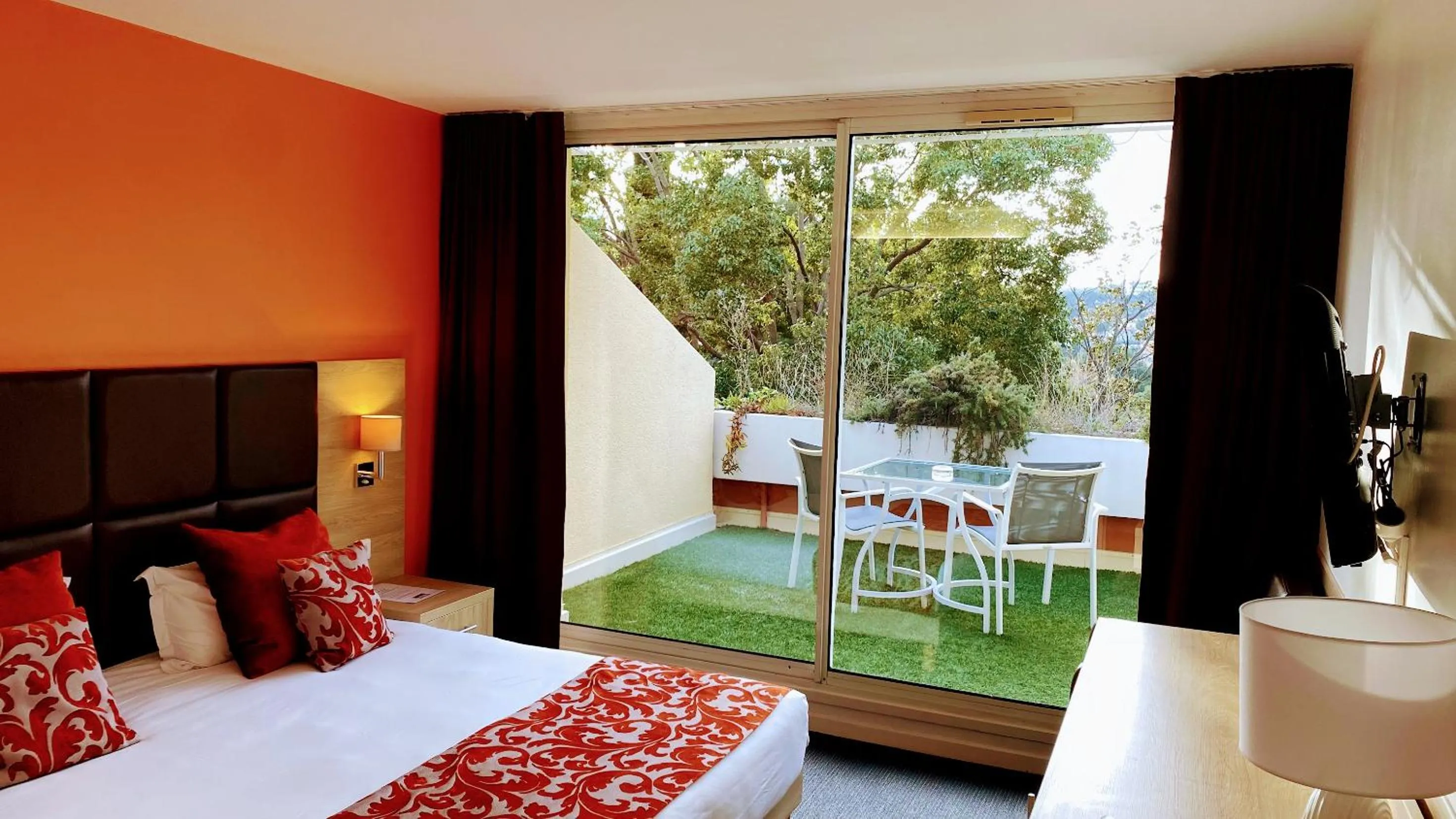 Balcony/Terrace, Bed in Royal Cottage Pamela Hotel Cassis