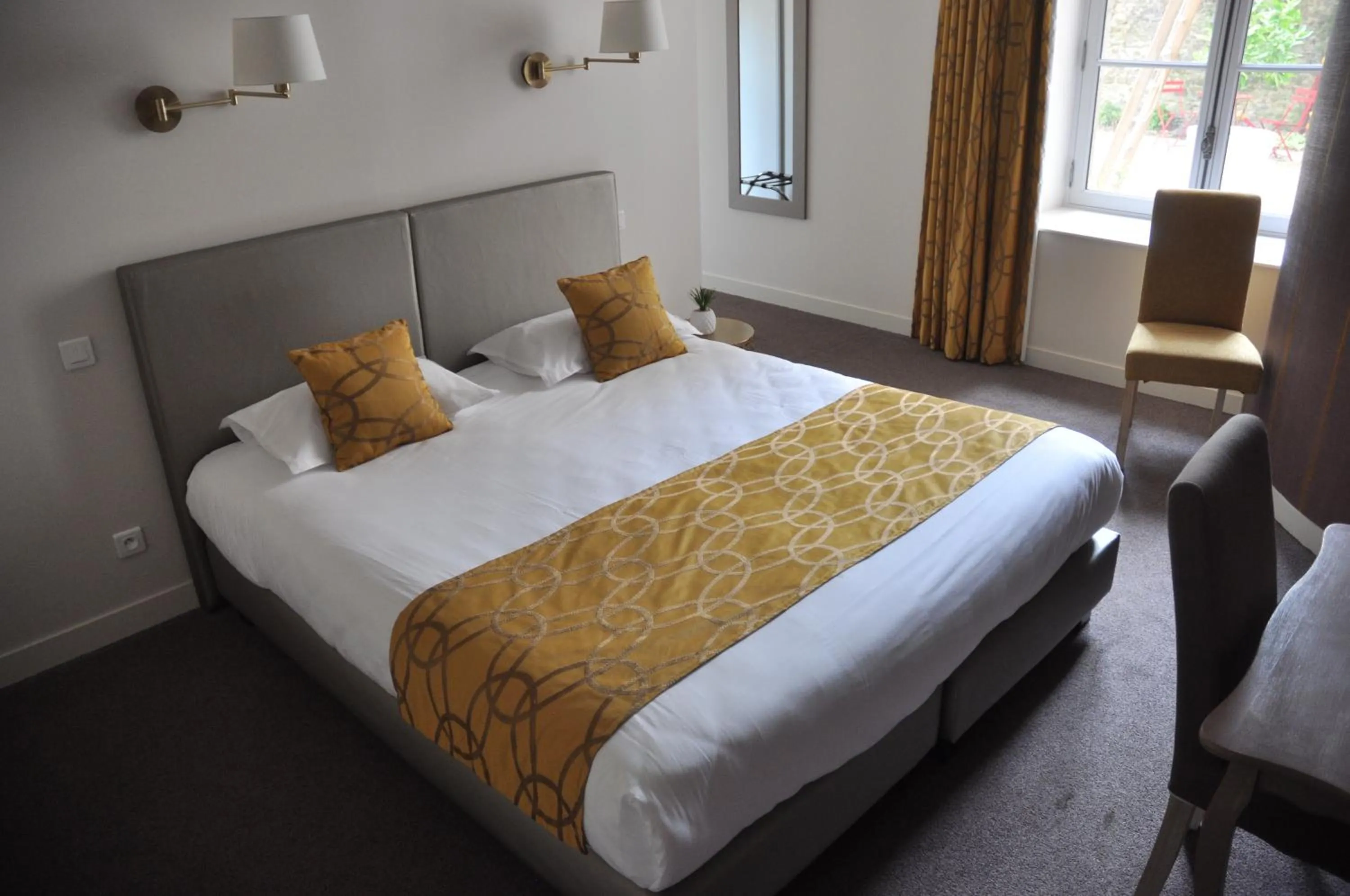 Bedroom, Bed in Hôtel Restaurants & Spa Perier Du Bignon