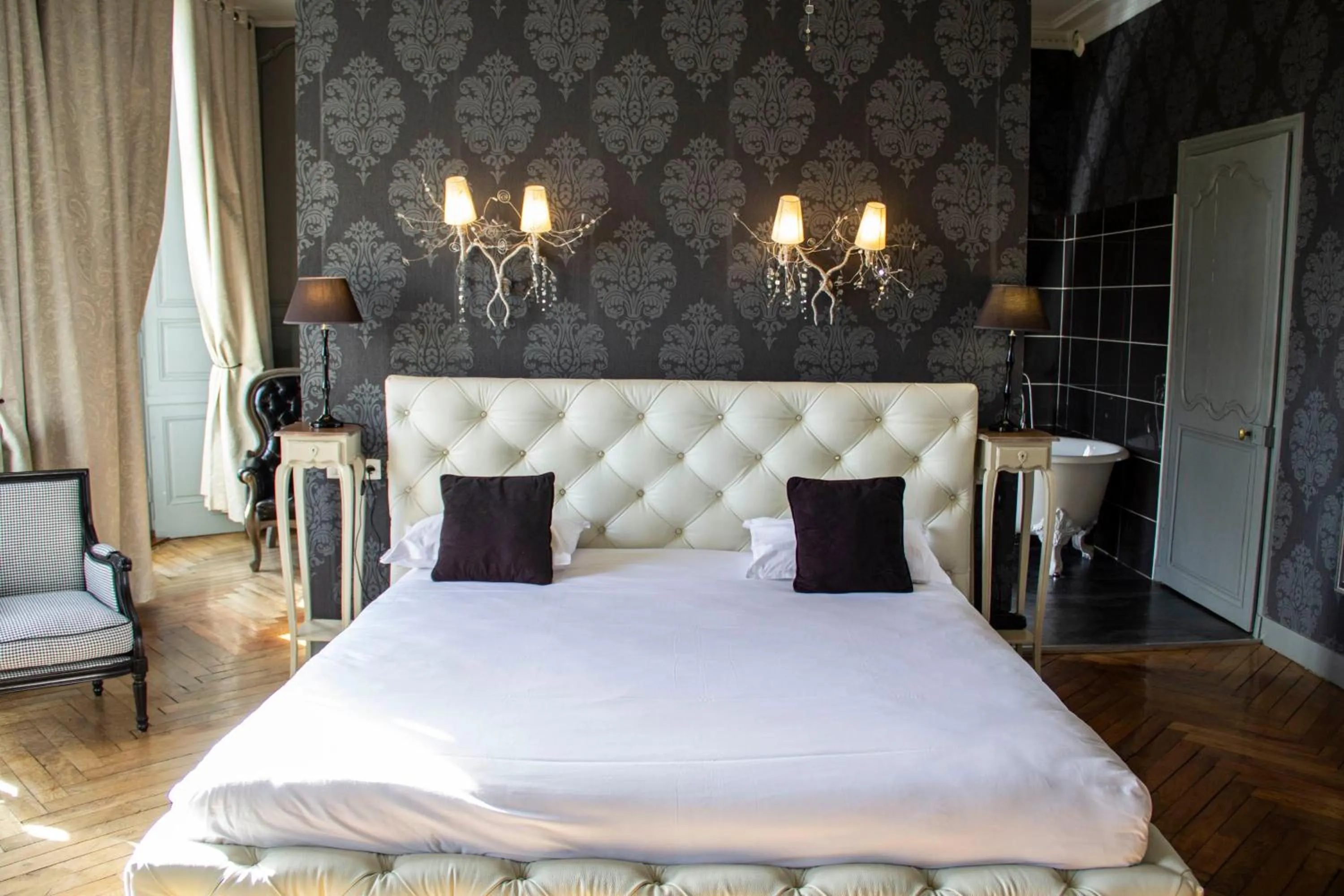 Bedroom, Bed in Hôtel Restaurants & Spa Perier Du Bignon