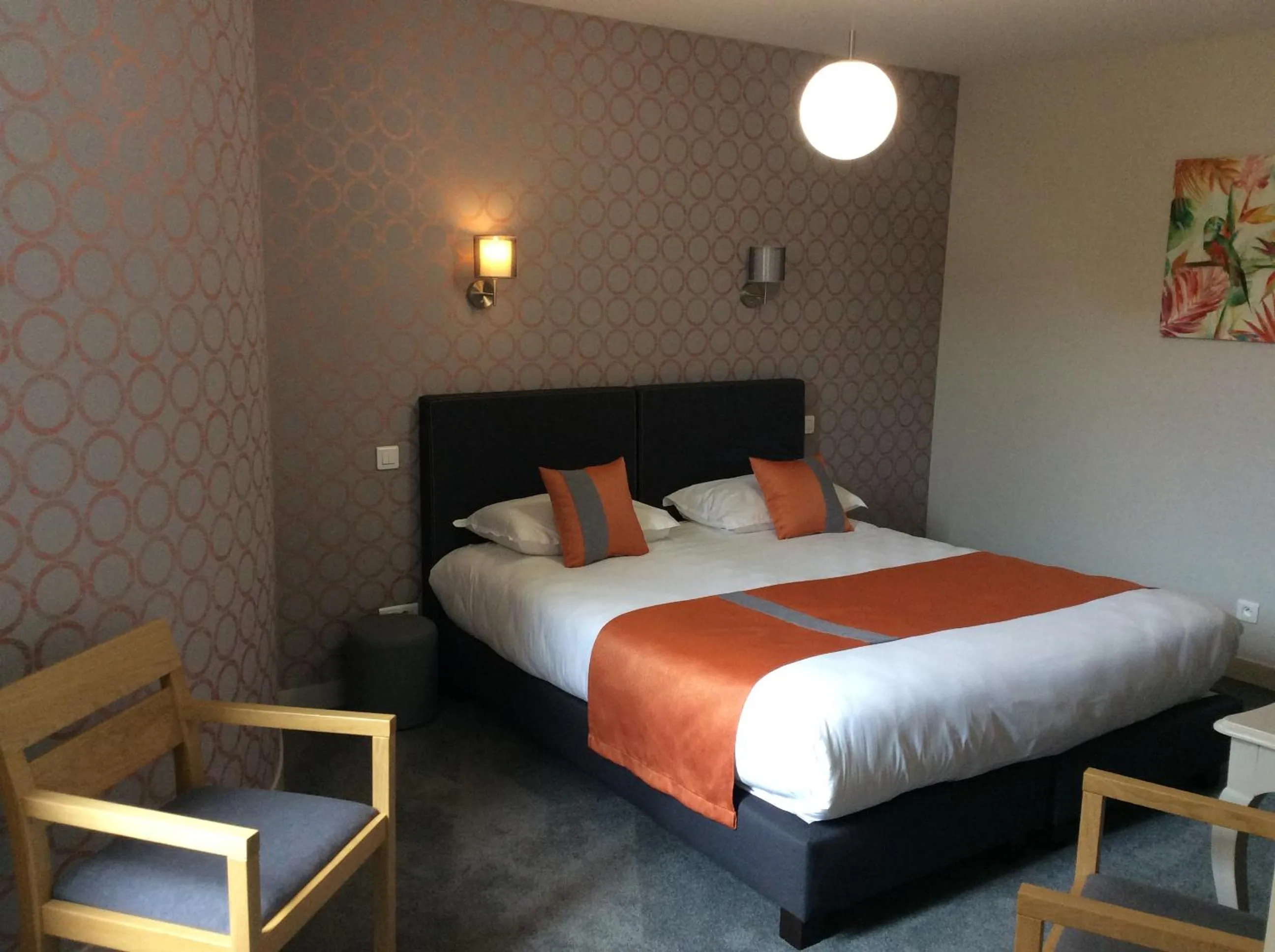 Bathroom, Bed in Hôtel Restaurants & Spa Perier Du Bignon