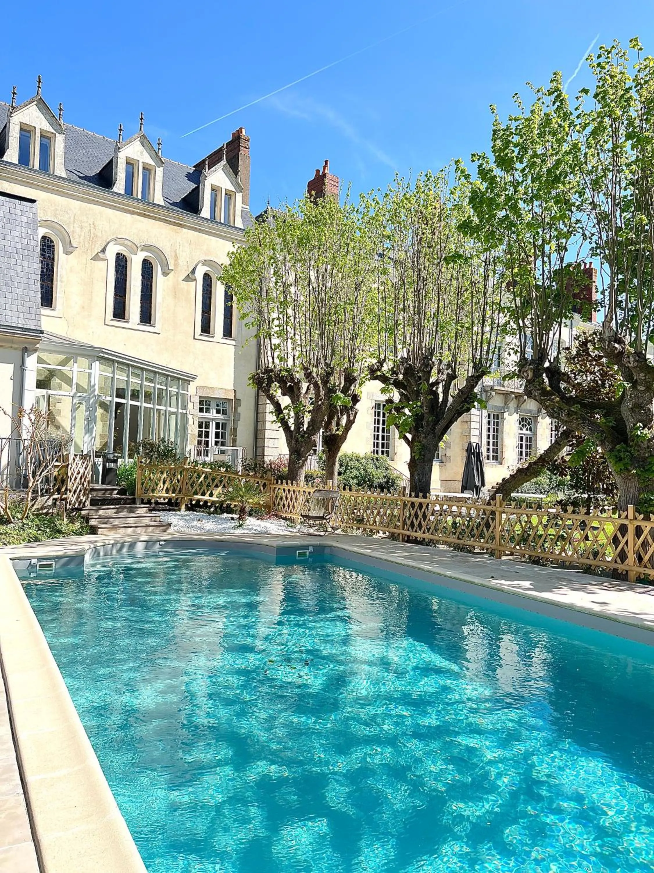 Restaurant/places to eat in Hôtel Restaurants & Spa Perier Du Bignon