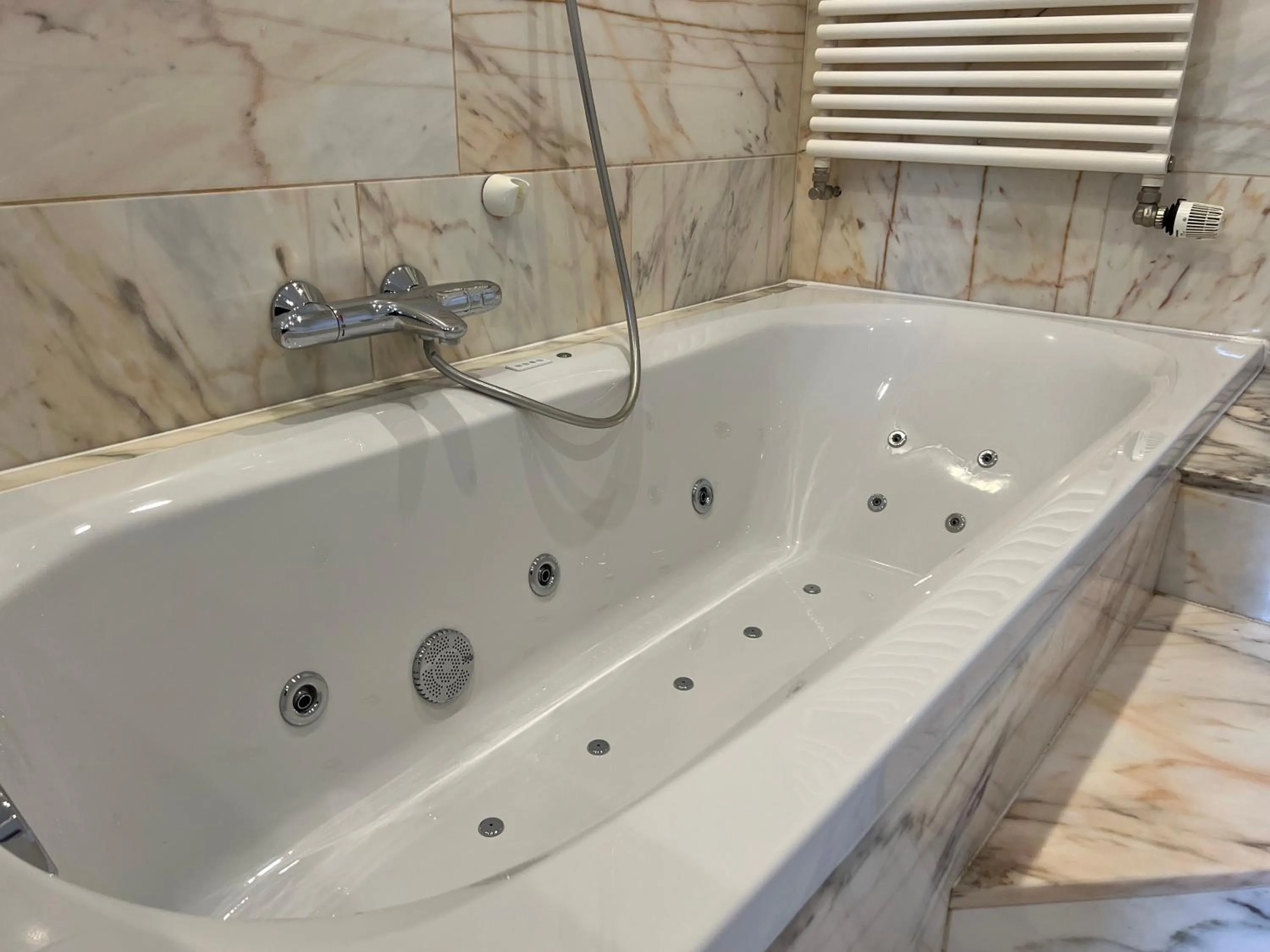 Bathroom in Hôtel Restaurant Lamy