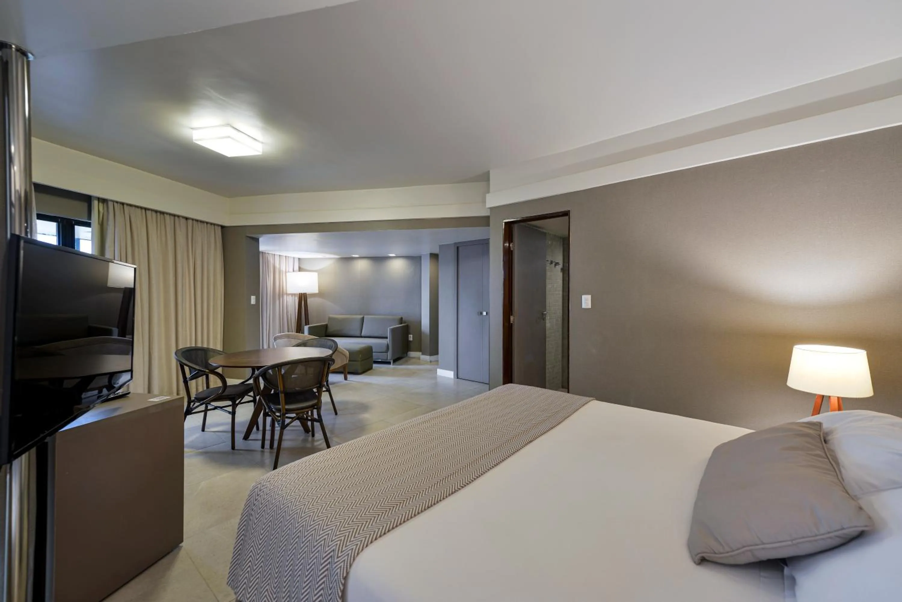 Photo of the whole room, Bed in Hardman Praia Hotel