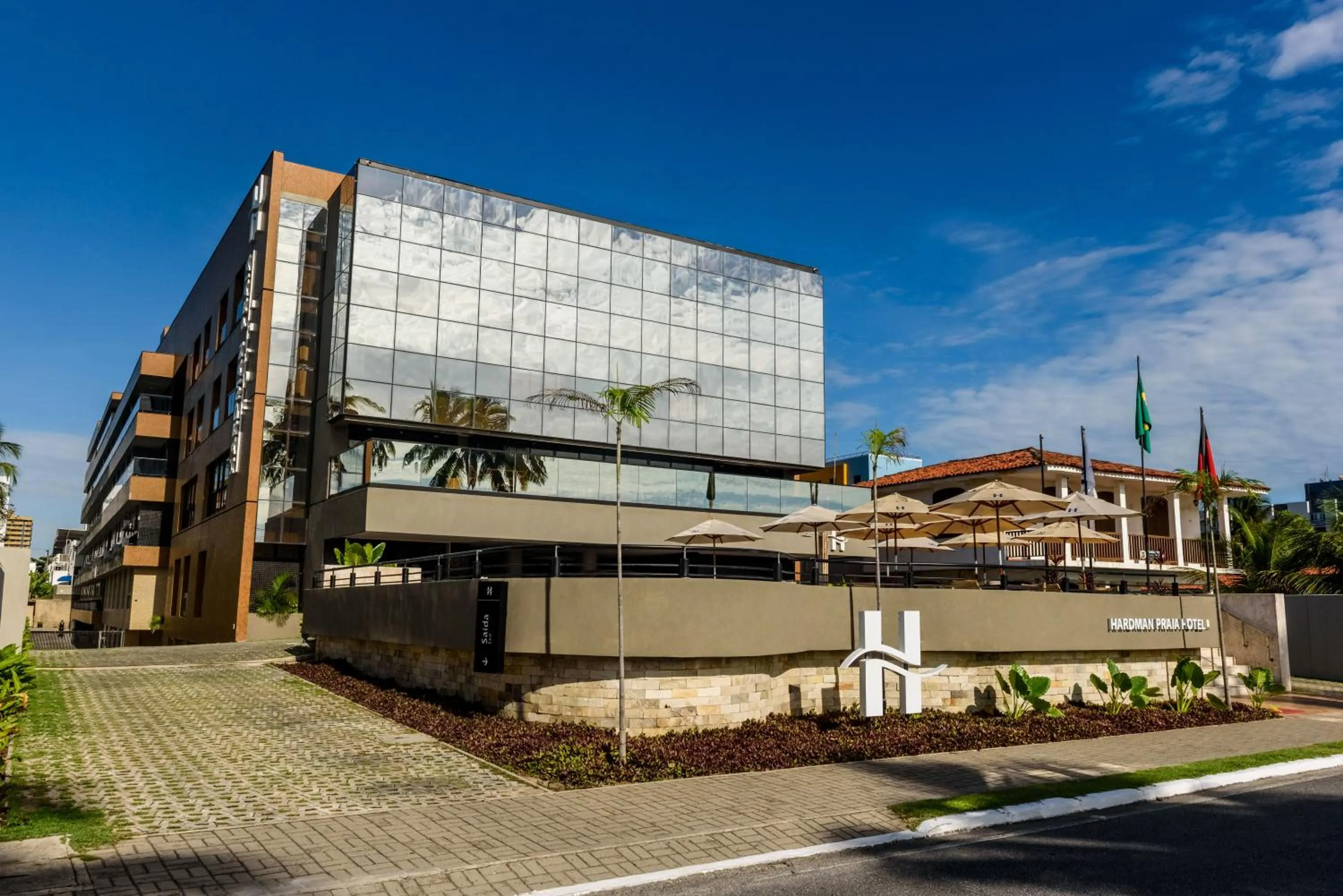 Property building in Hardman Praia Hotel