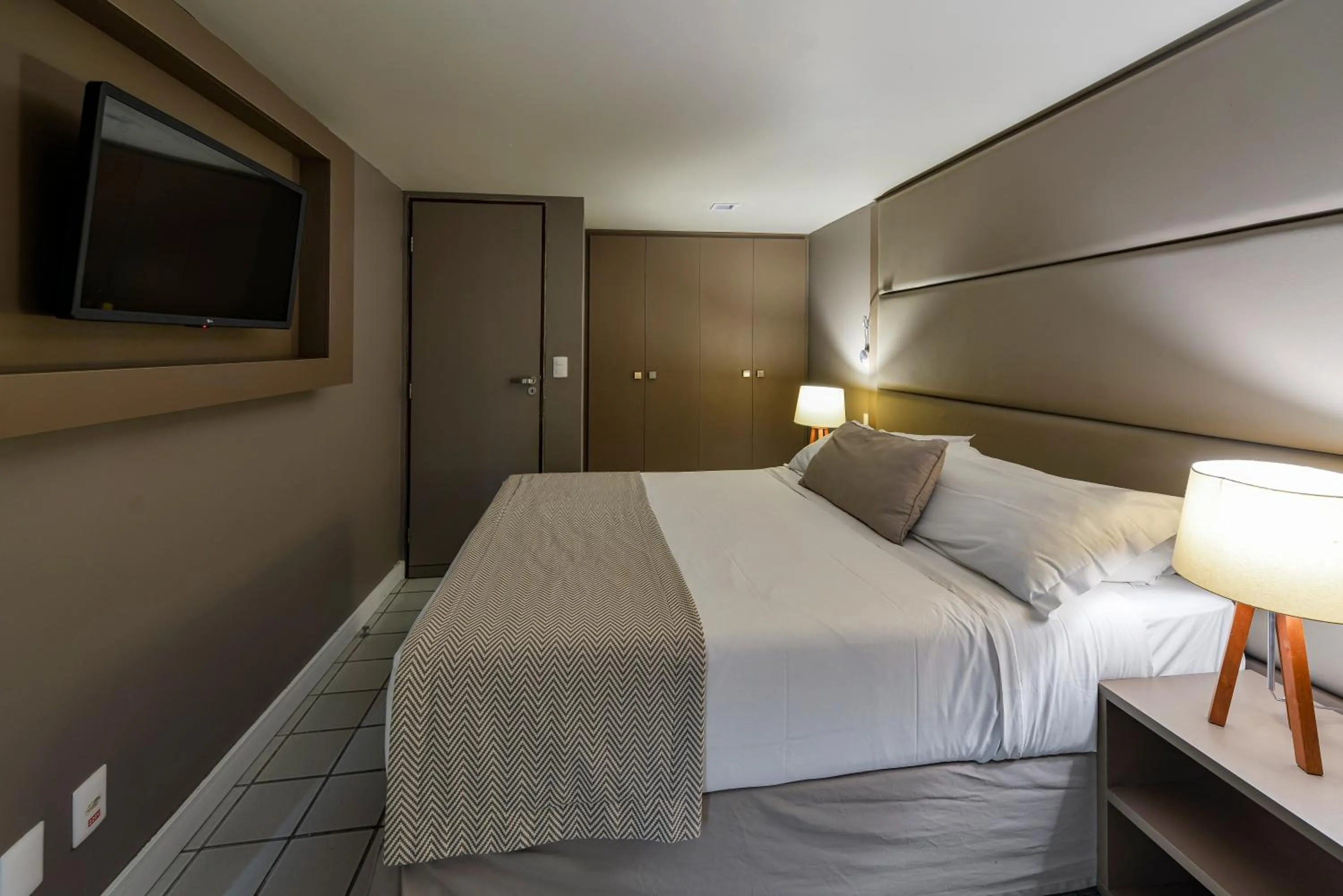 Photo of the whole room, Bed in Hardman Praia Hotel