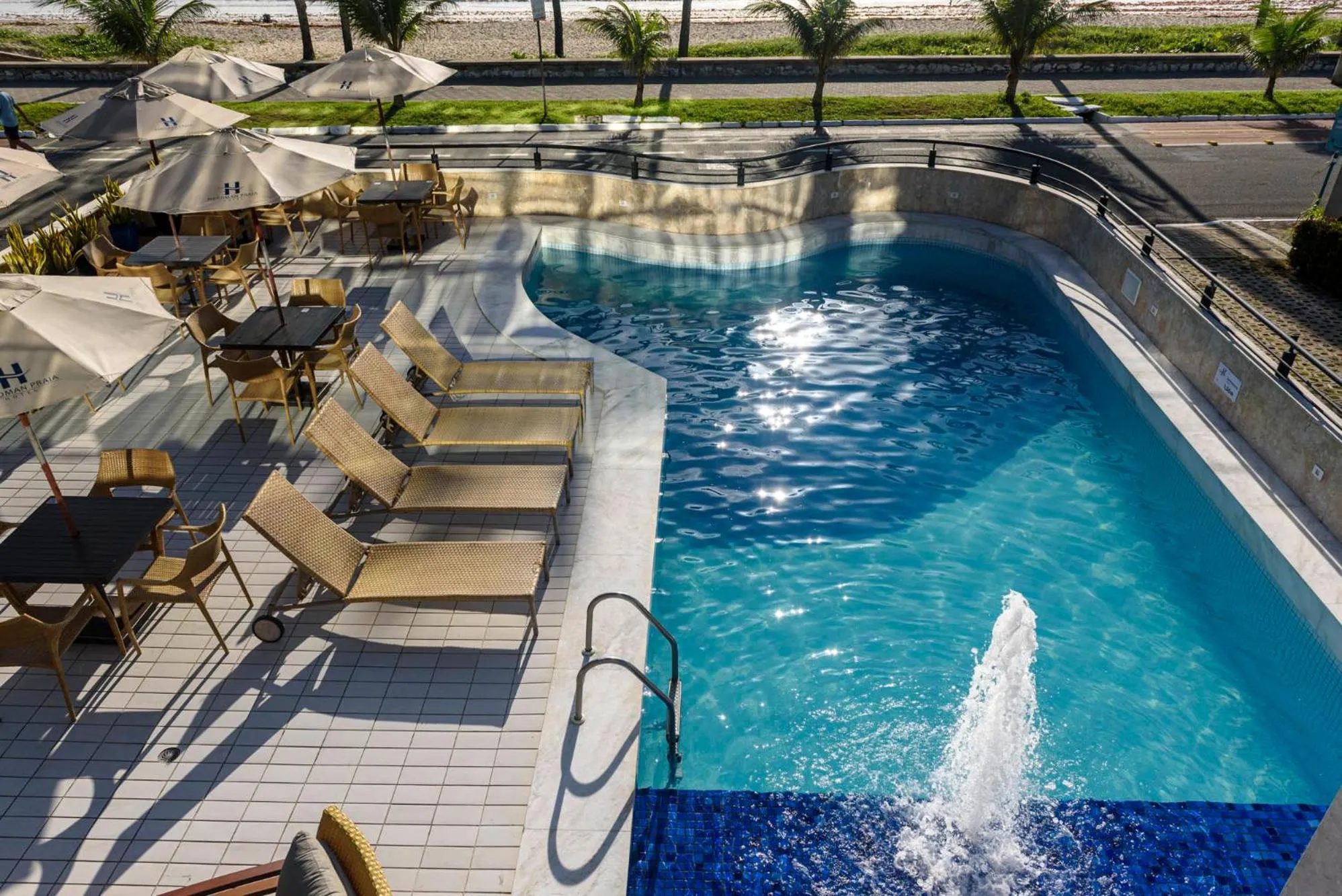 Swimming pool in Hardman Praia Hotel