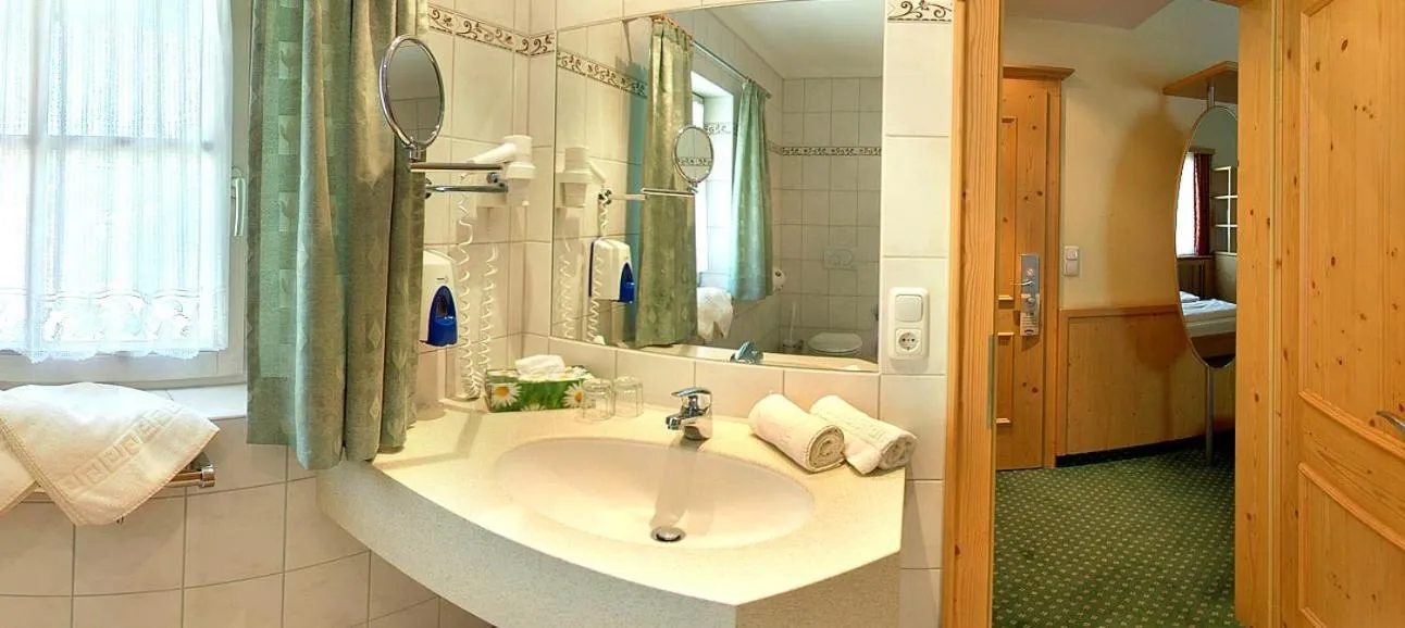 Bathroom, Bed in Hotel Keindl