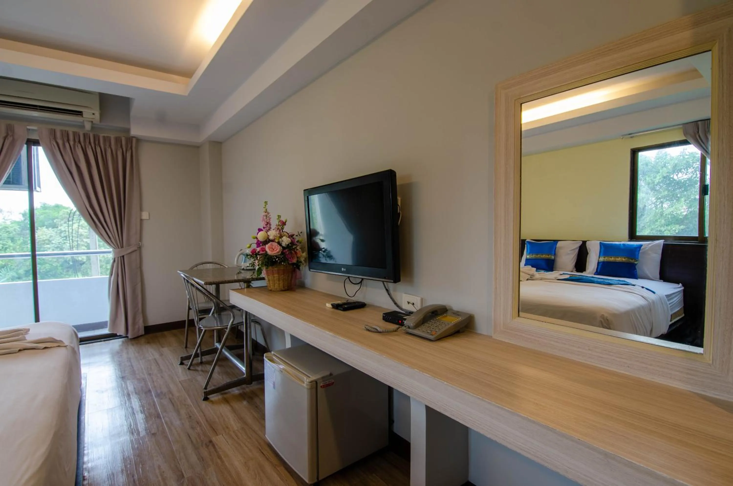 Communal lounge/ TV room, Bed in Tara Lake