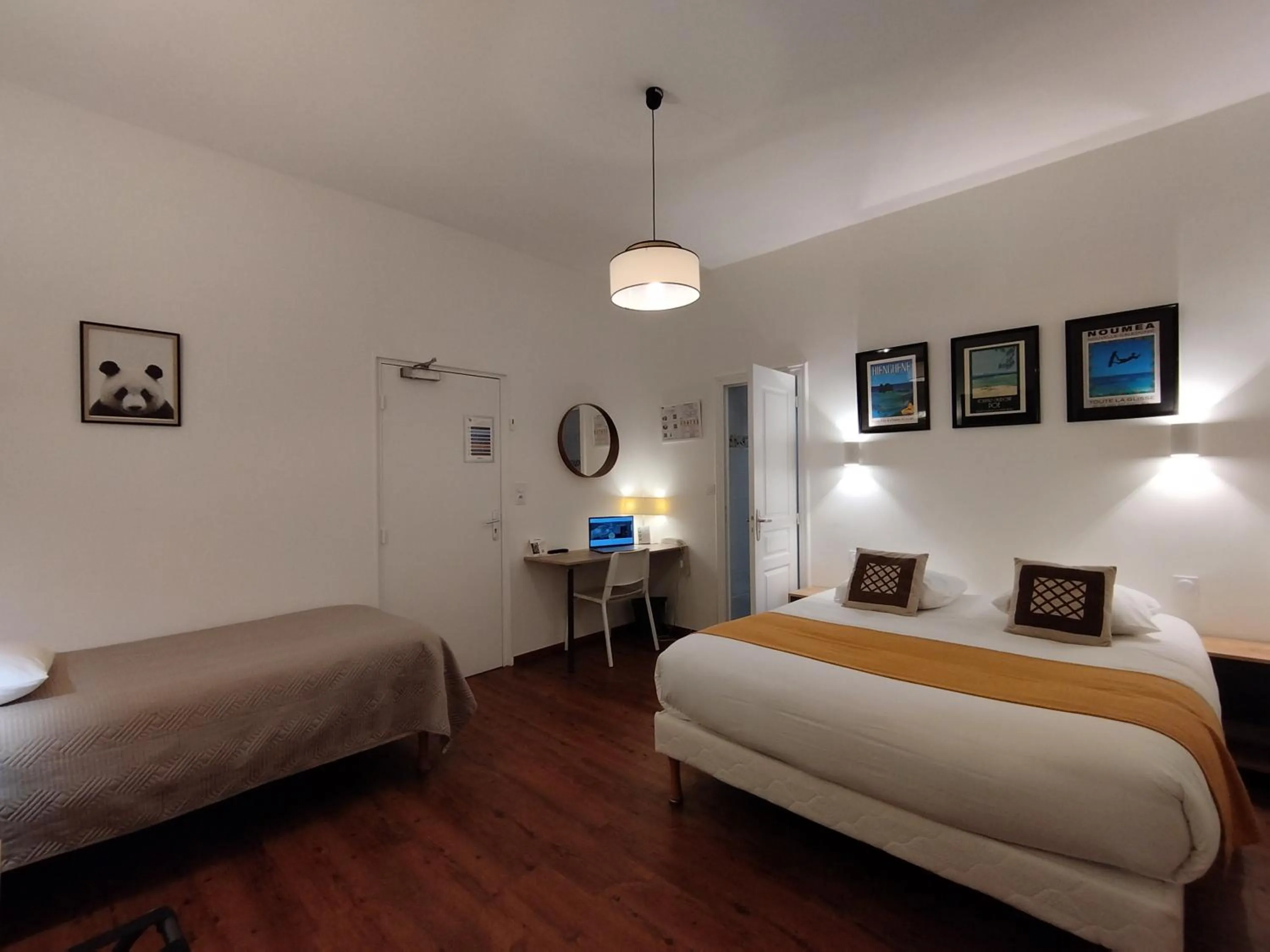 Shower, Bed in The Originals Access, Hotel Le Canter Saumur