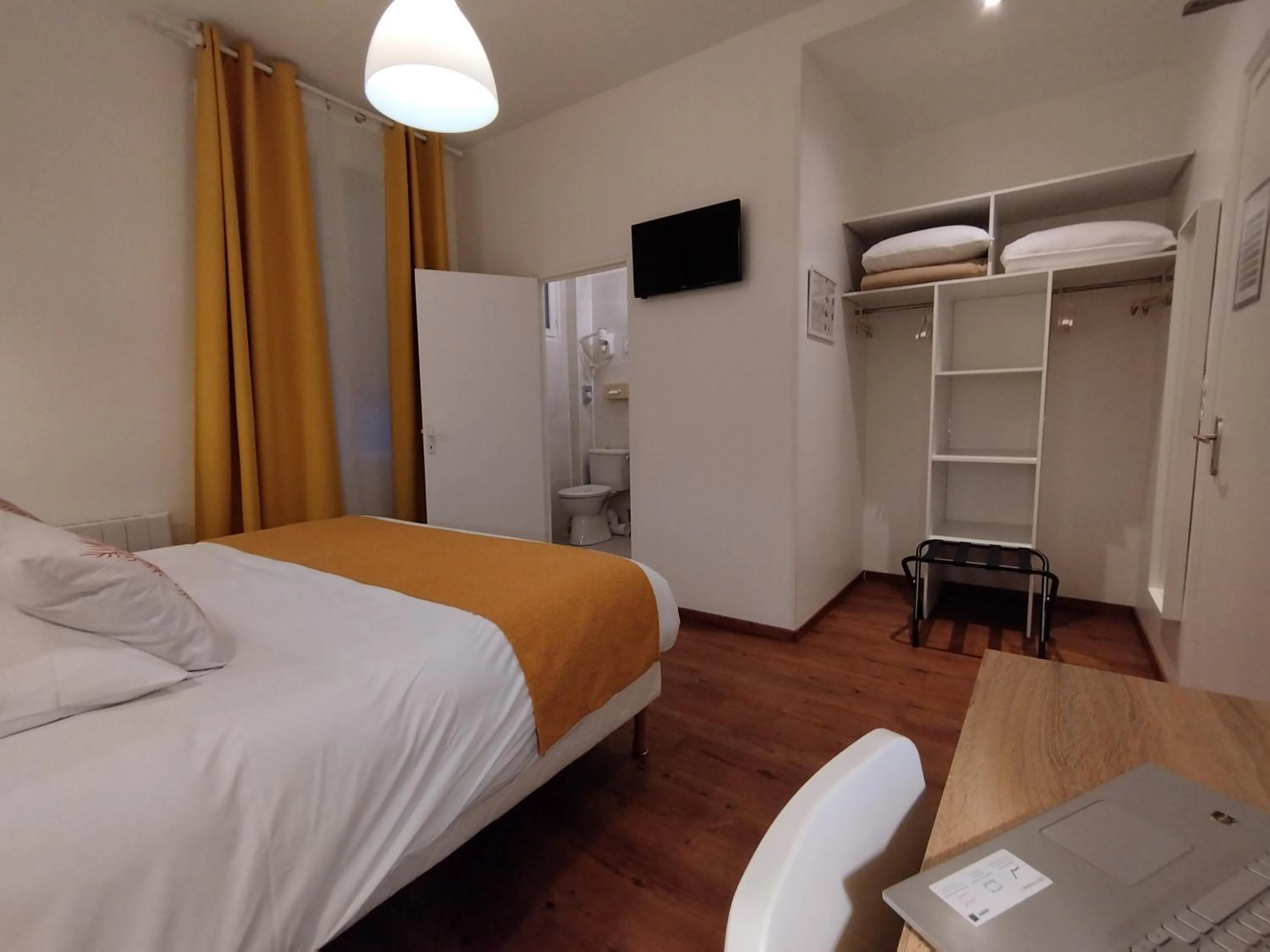 Shower, Bed in The Originals Access, Hotel Le Canter Saumur