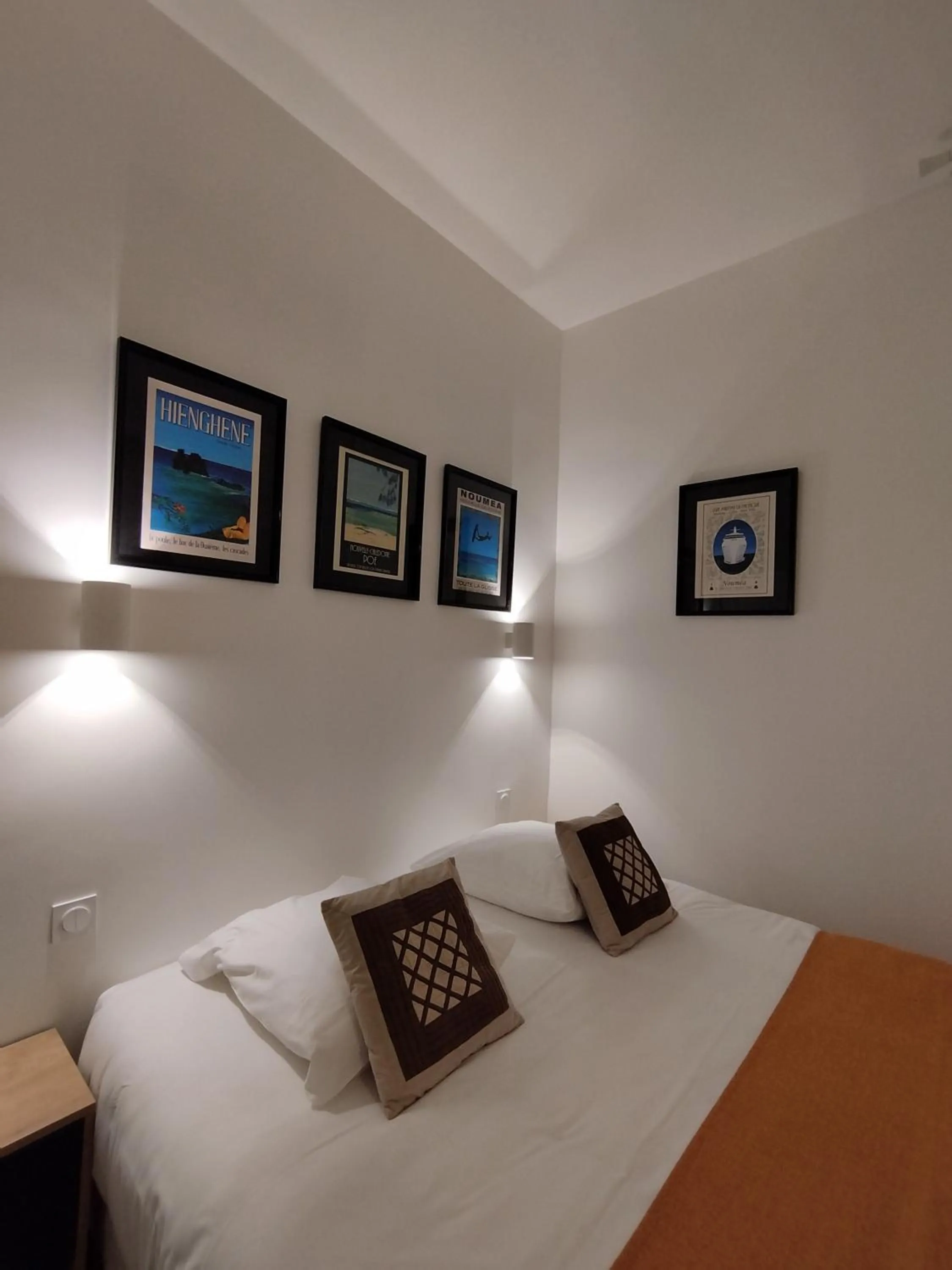 Shower, Bed in The Originals Access, Hotel Le Canter Saumur