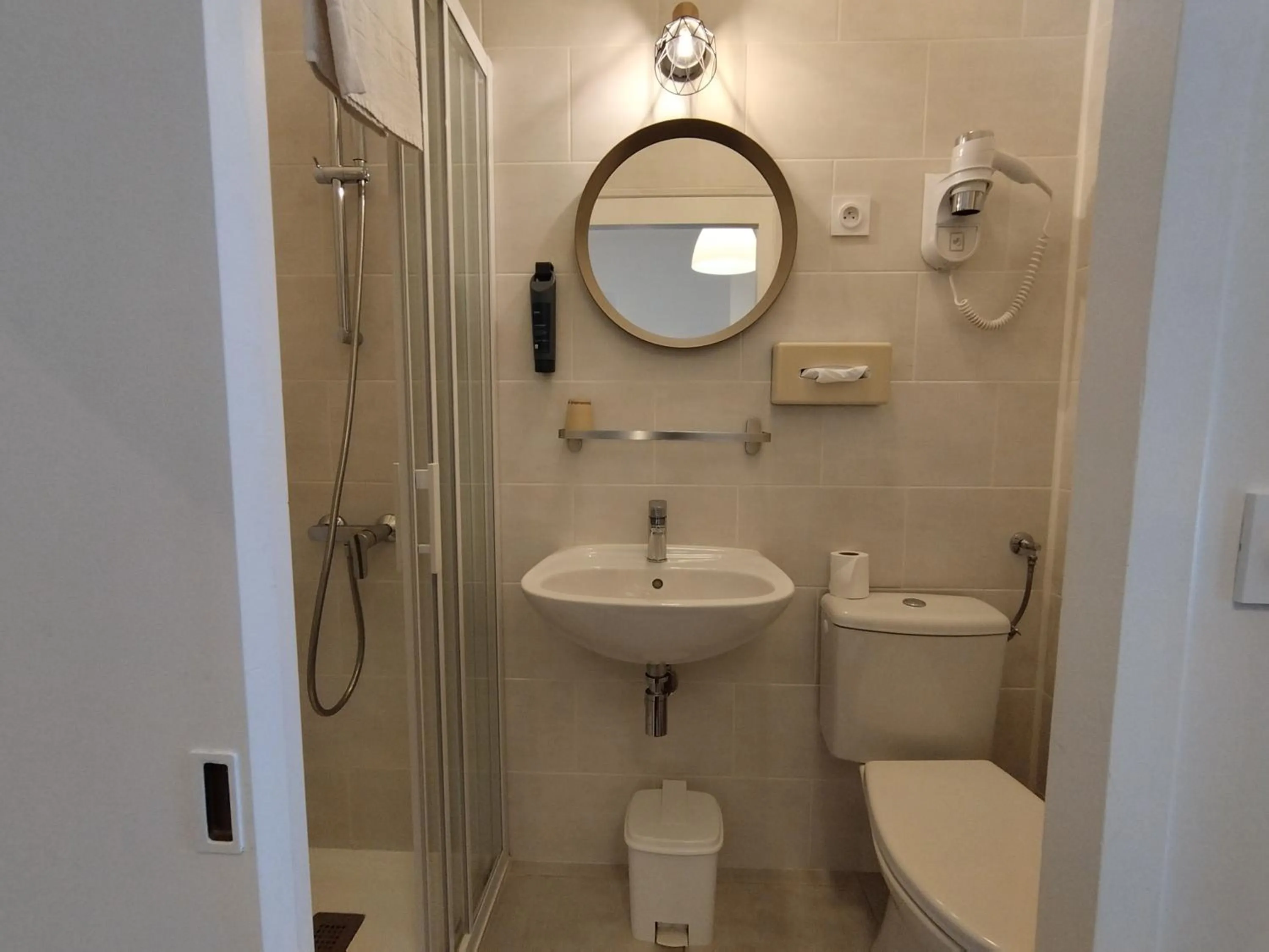 Shower in The Originals Access, Hotel Le Canter Saumur