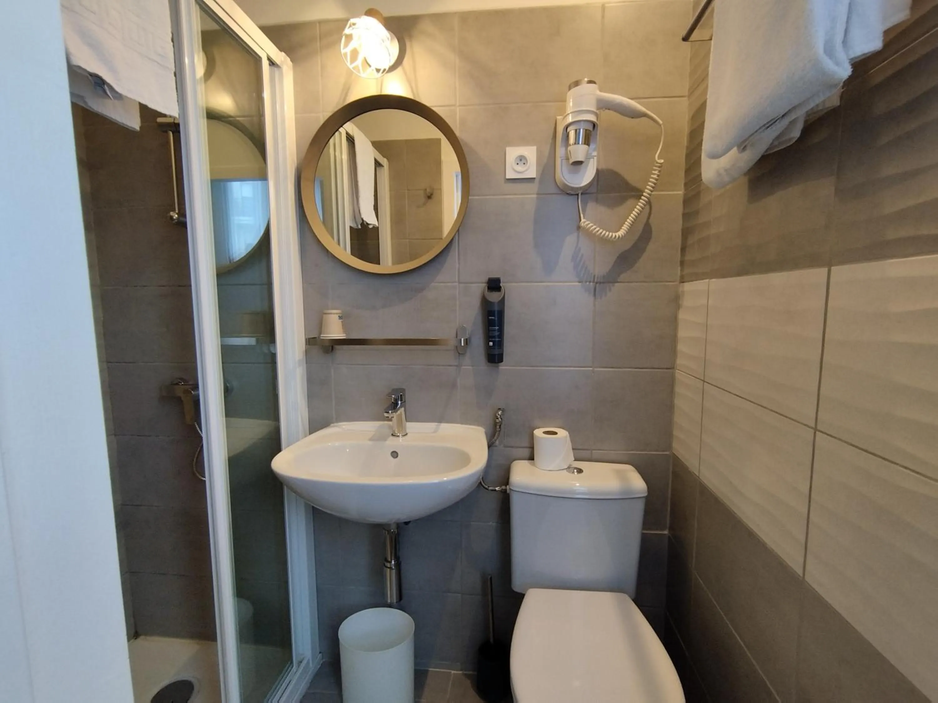 Shower in The Originals Access, Hotel Le Canter Saumur