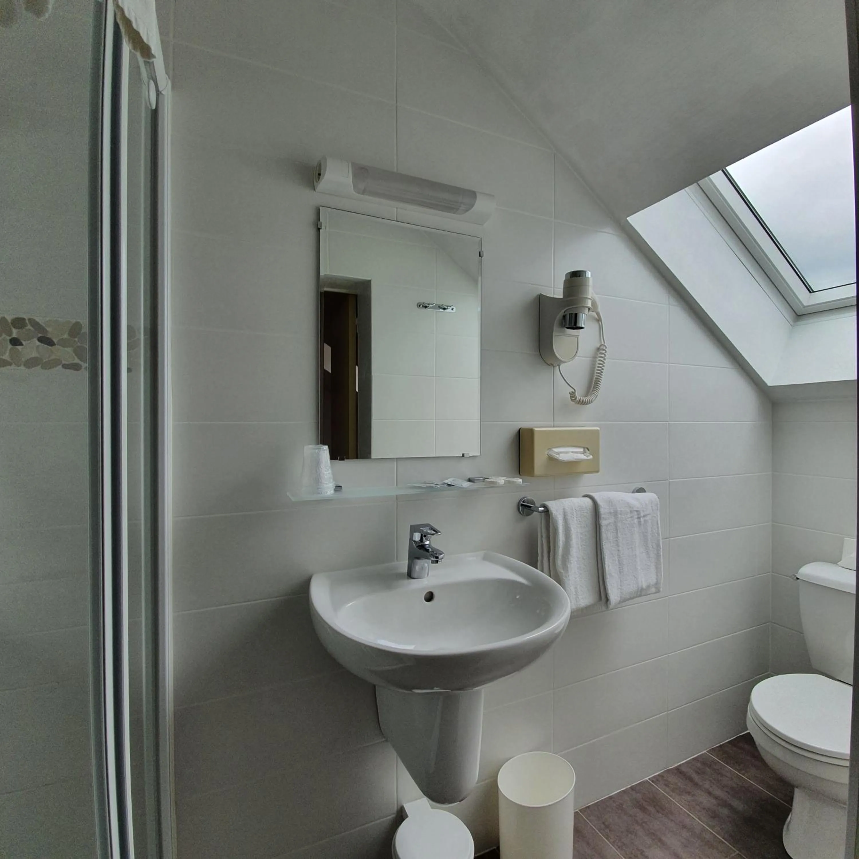 Shower in The Originals Access, Hotel Le Canter Saumur