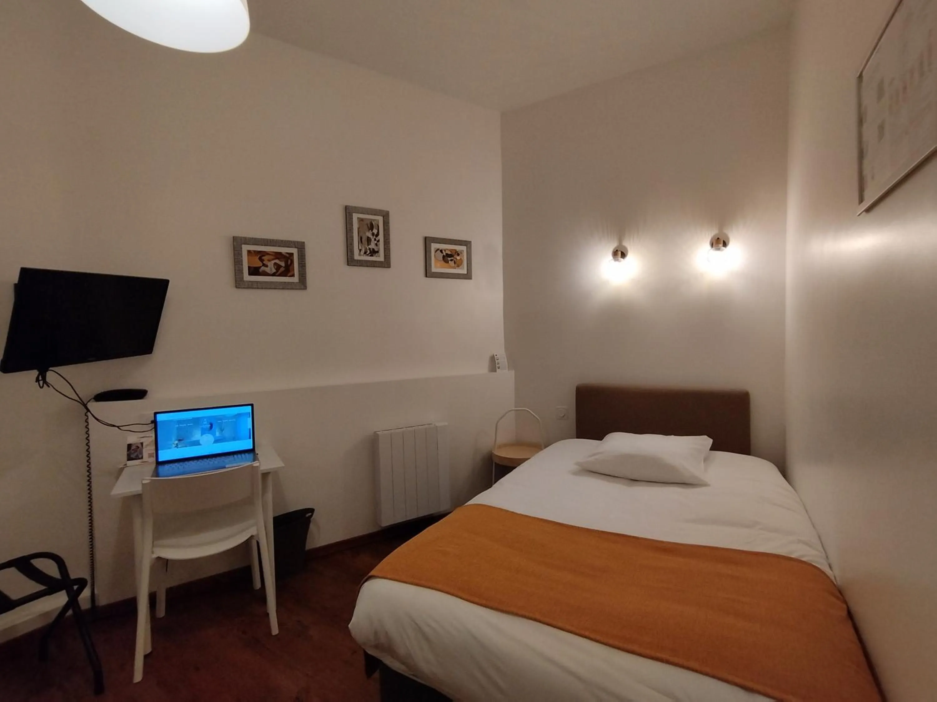 Shower, Bed in The Originals Access, Hotel Le Canter Saumur