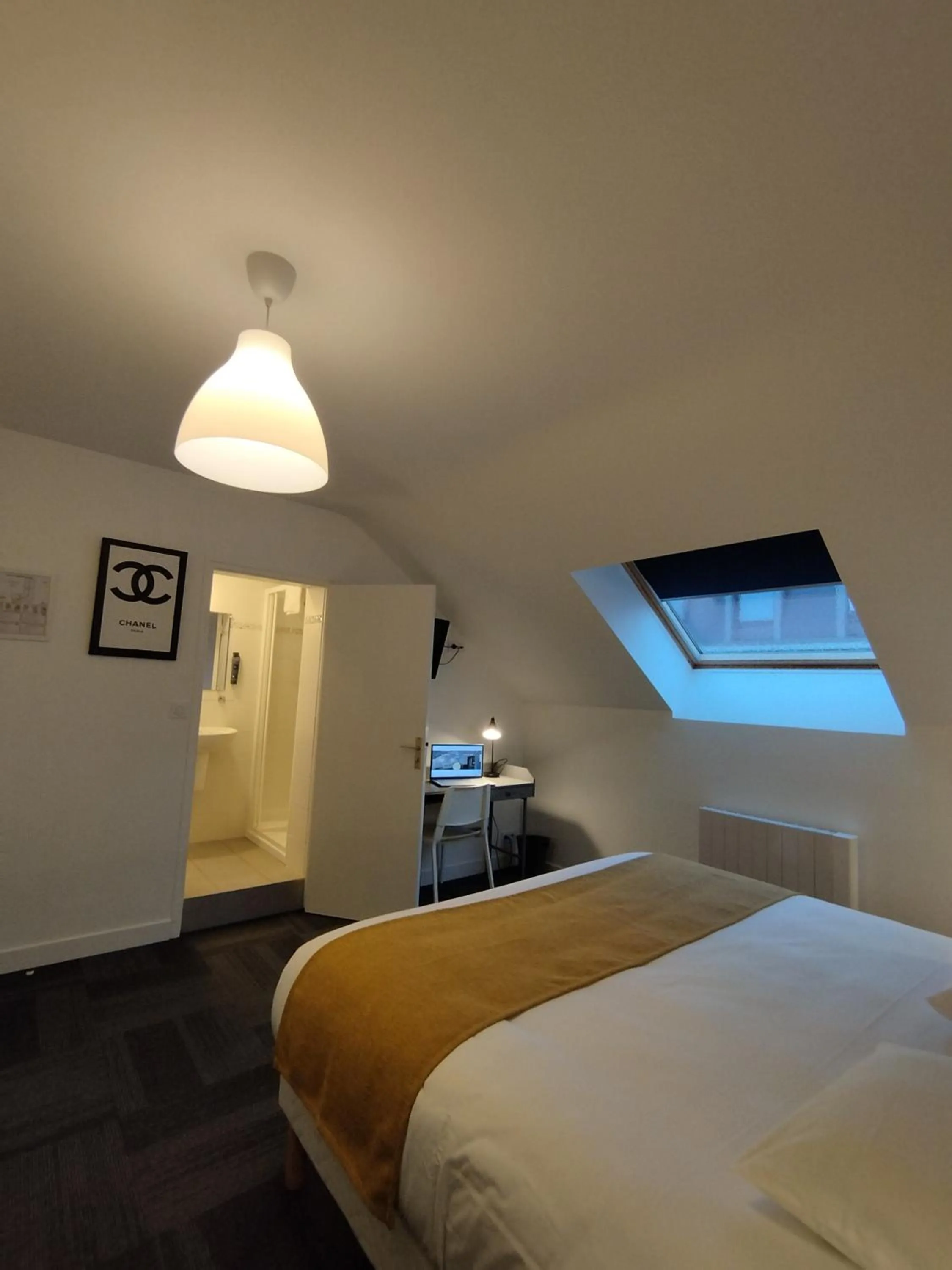 Shower, Bed in The Originals Access, Hotel Le Canter Saumur