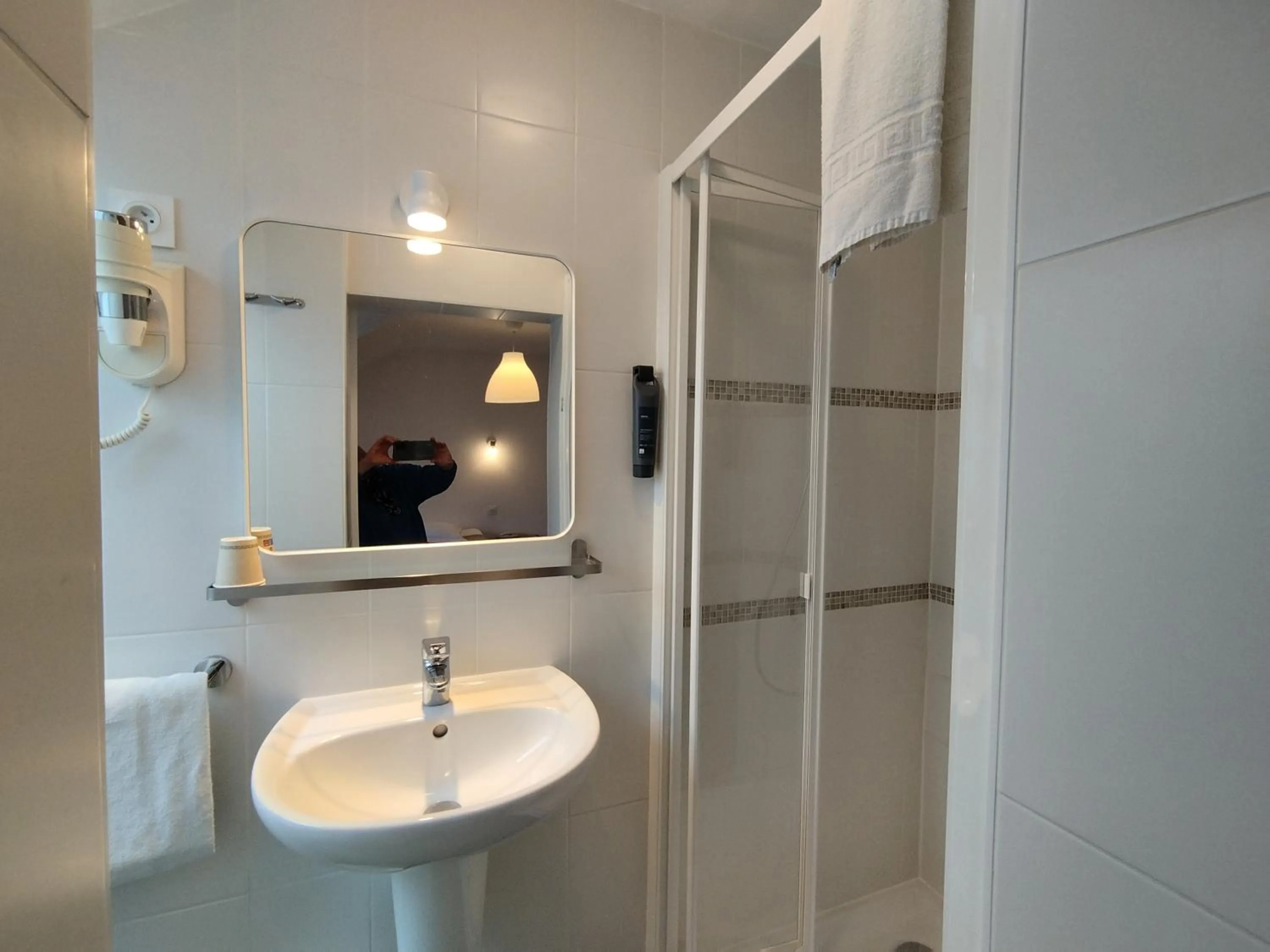 Shower in The Originals Access, Hotel Le Canter Saumur