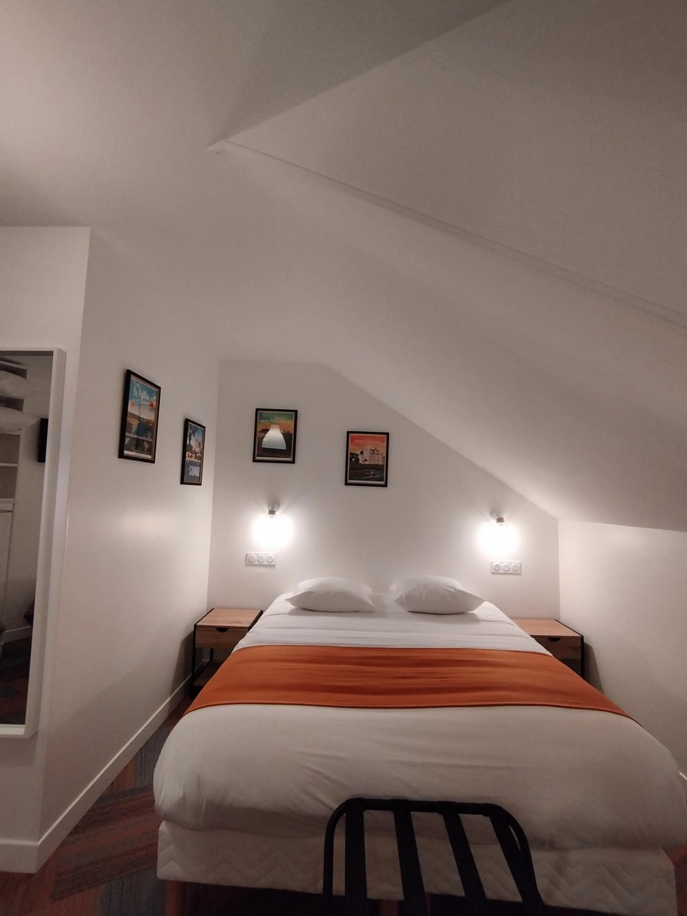 Shower, Bed in The Originals Access, Hotel Le Canter Saumur