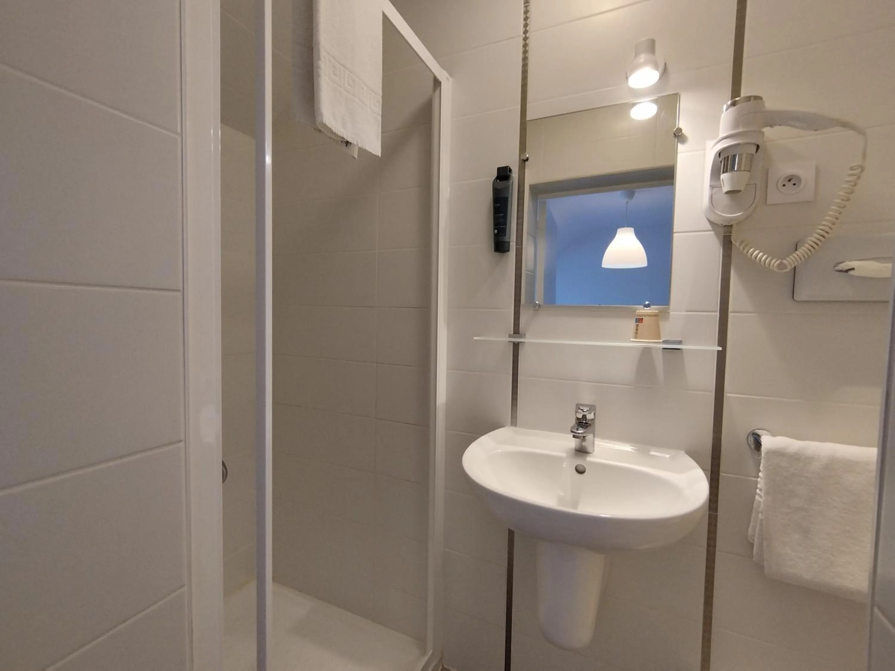 Shower in The Originals Access, Hotel Le Canter Saumur