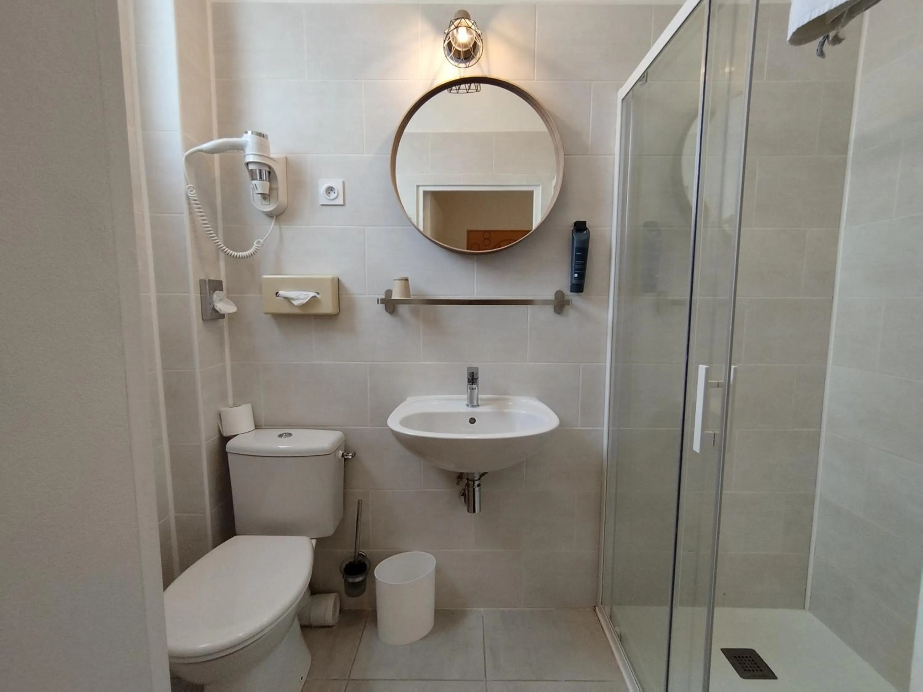 Shower in The Originals Access, Hotel Le Canter Saumur