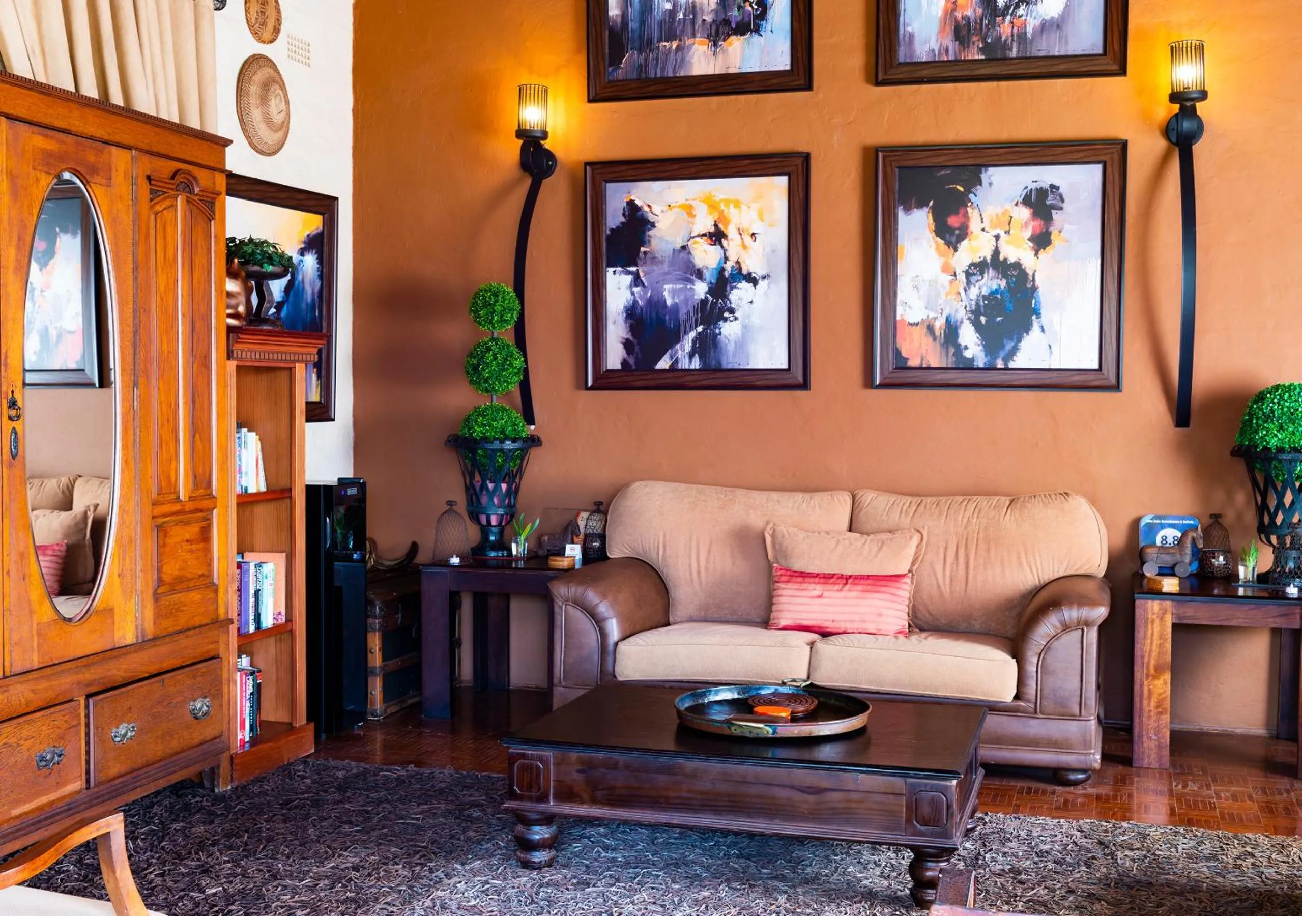Communal lounge/ TV room in Ama Zulu Guesthouse & Safaris