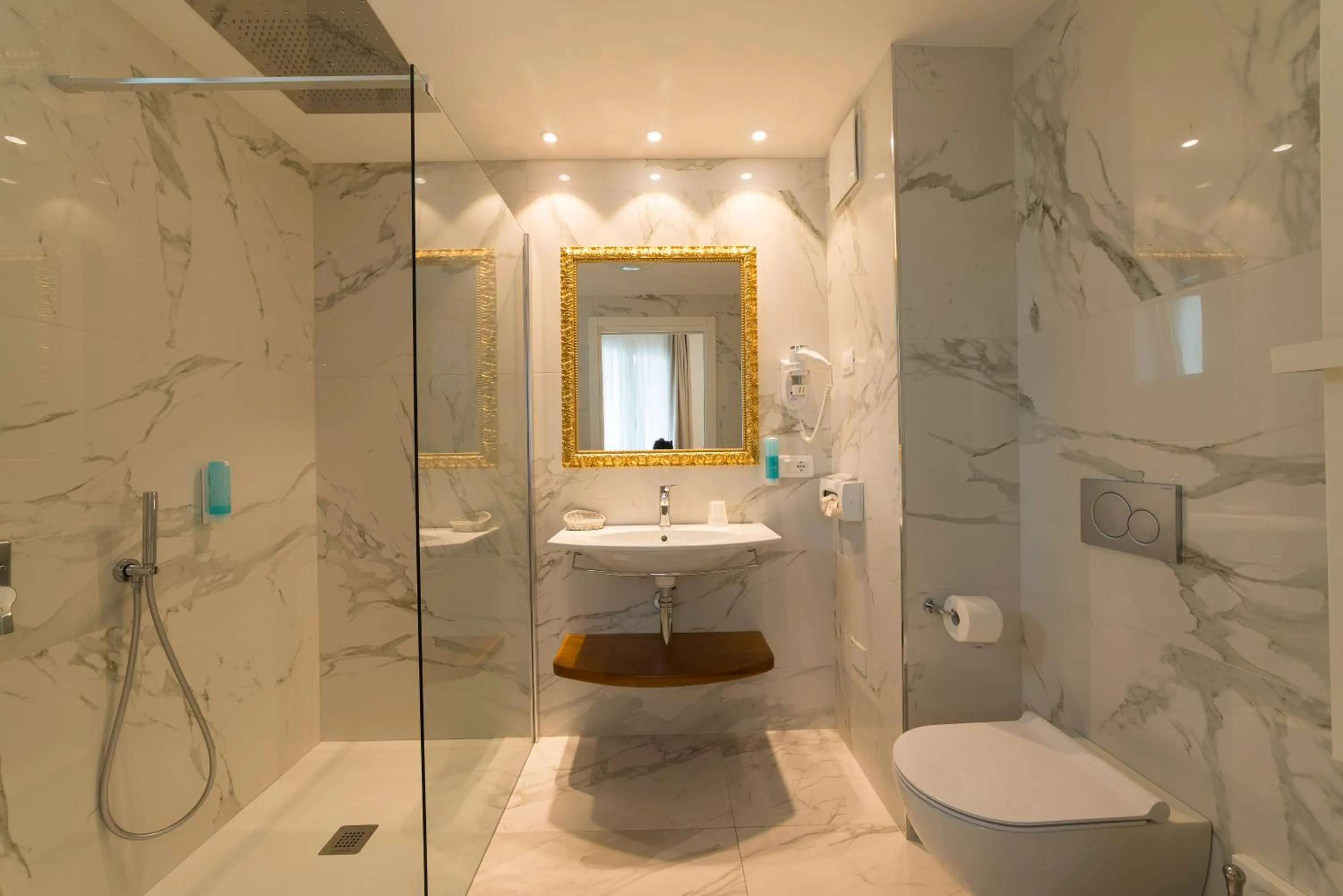 Shower in Grand Hotel Playa