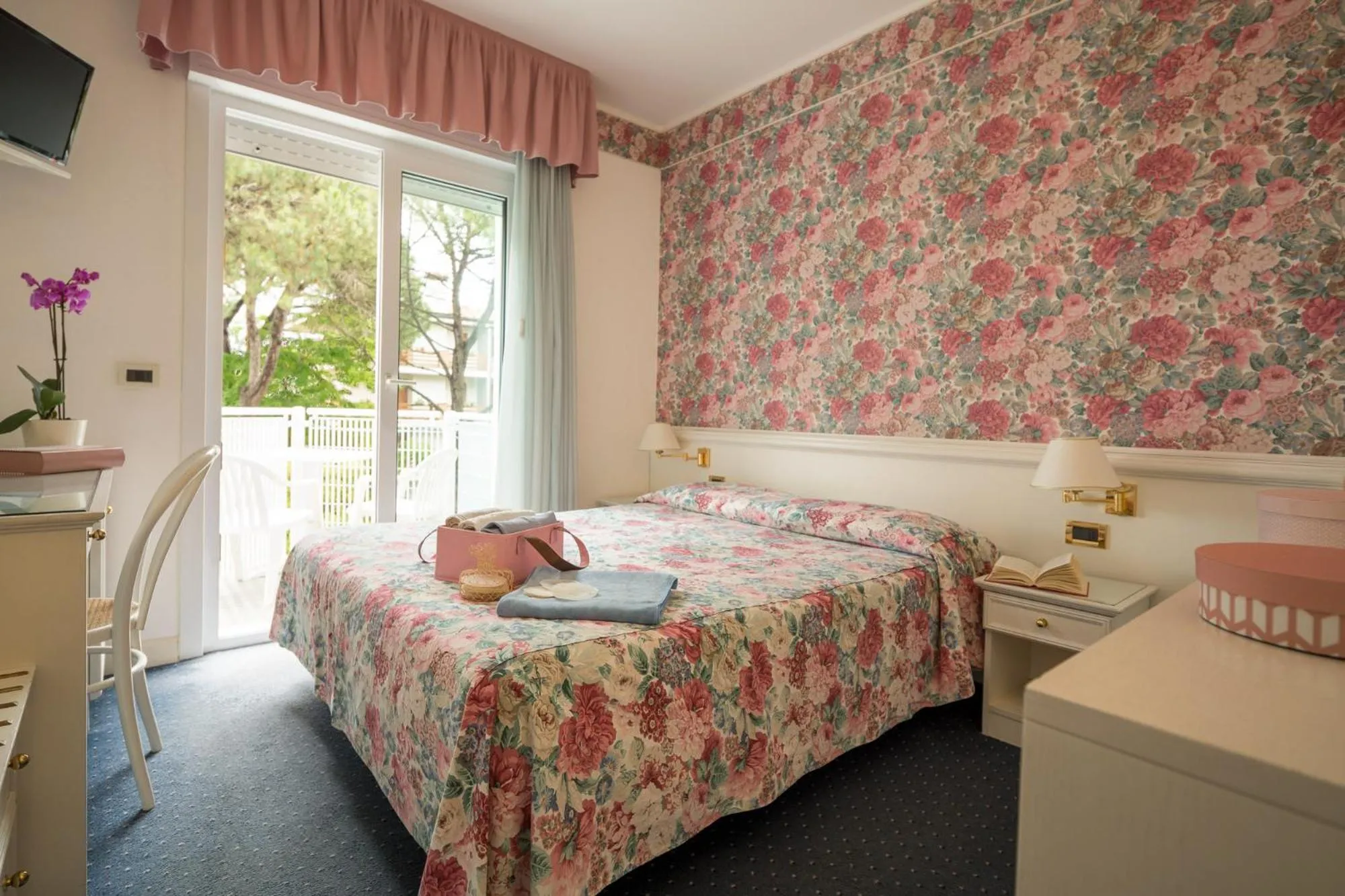 Photo of the whole room, Bed in Hotel Astro