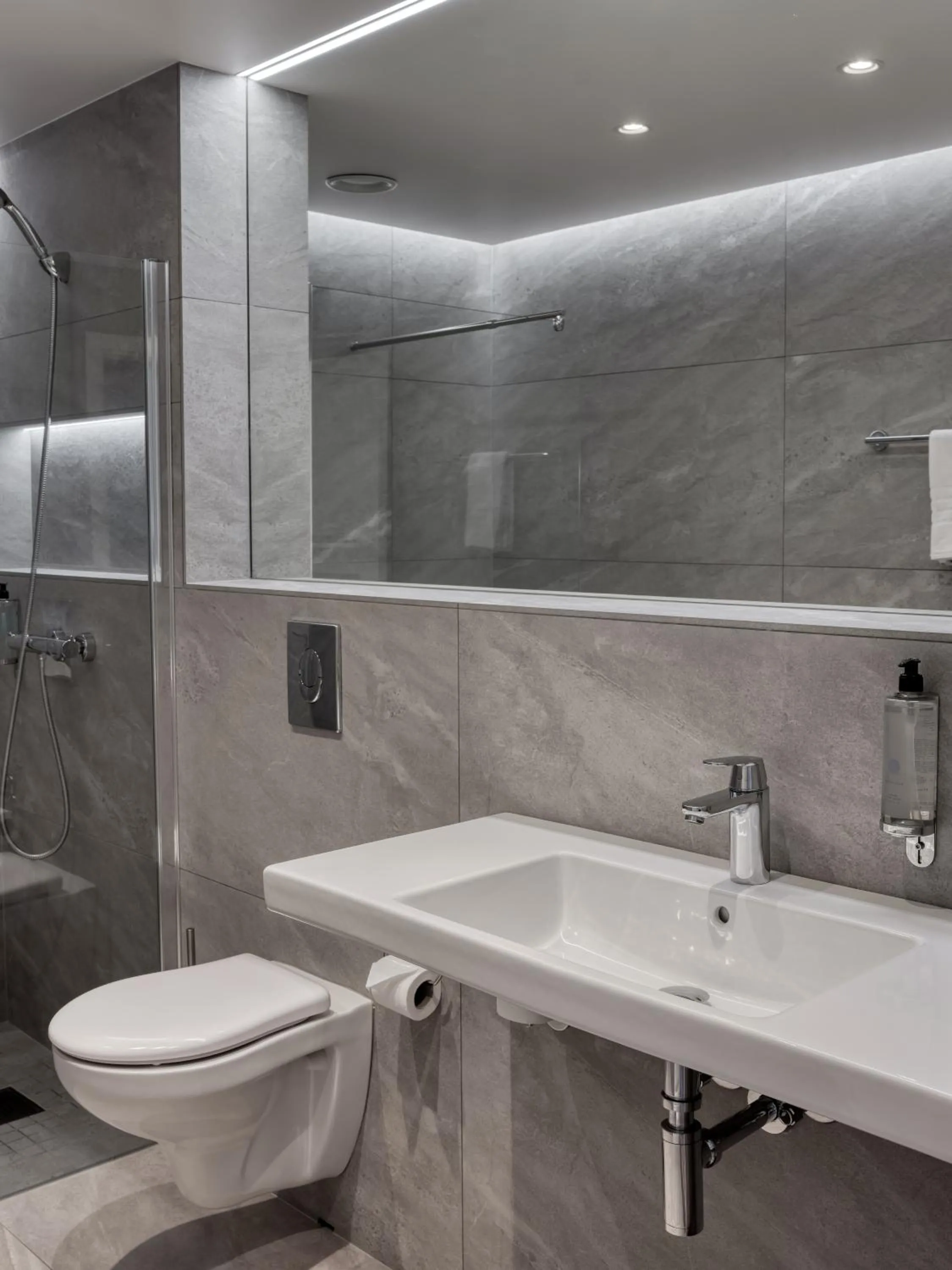 Shower in Tyssedal Hotel