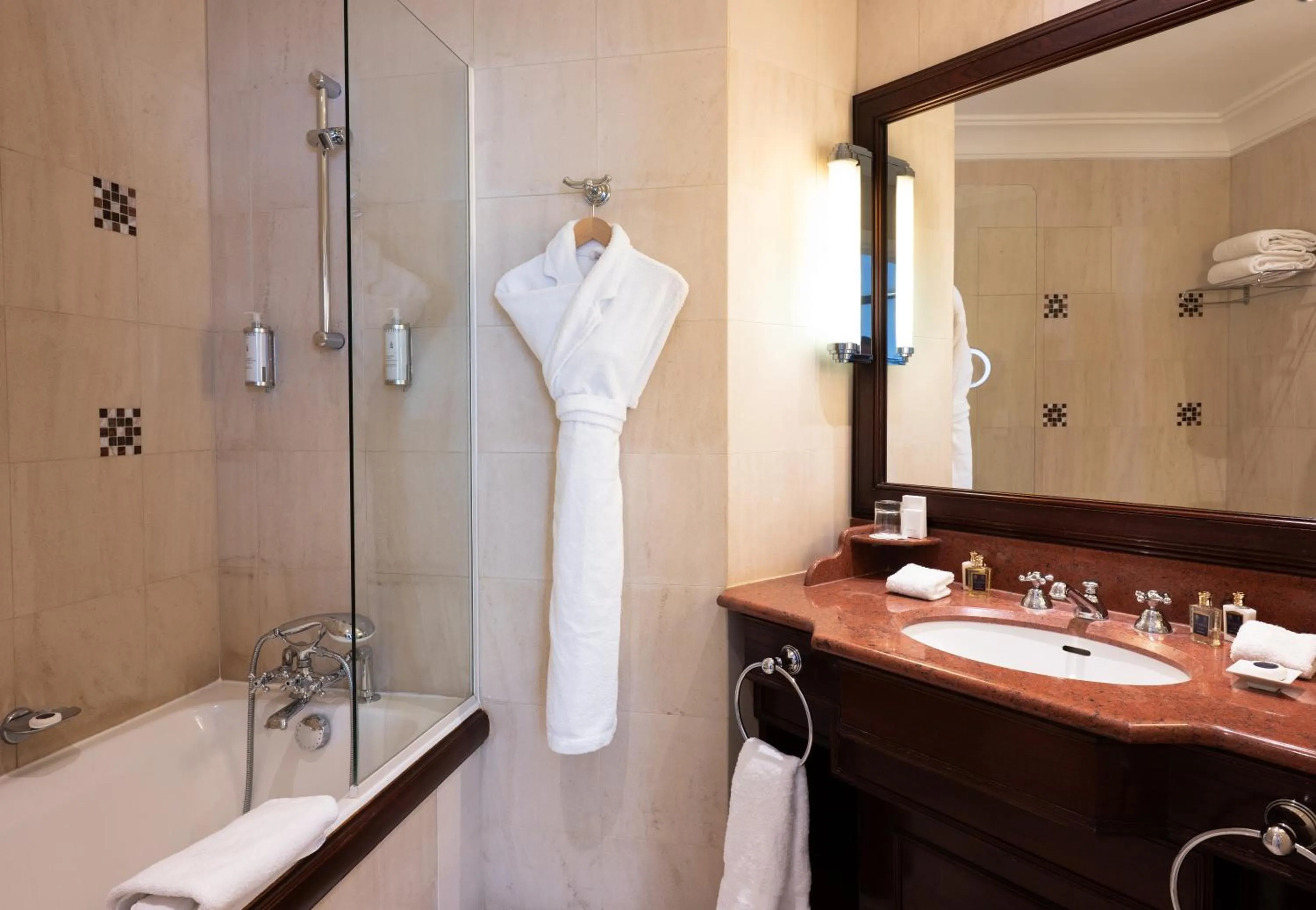 Bathroom in Hôtel Pont Royal Paris