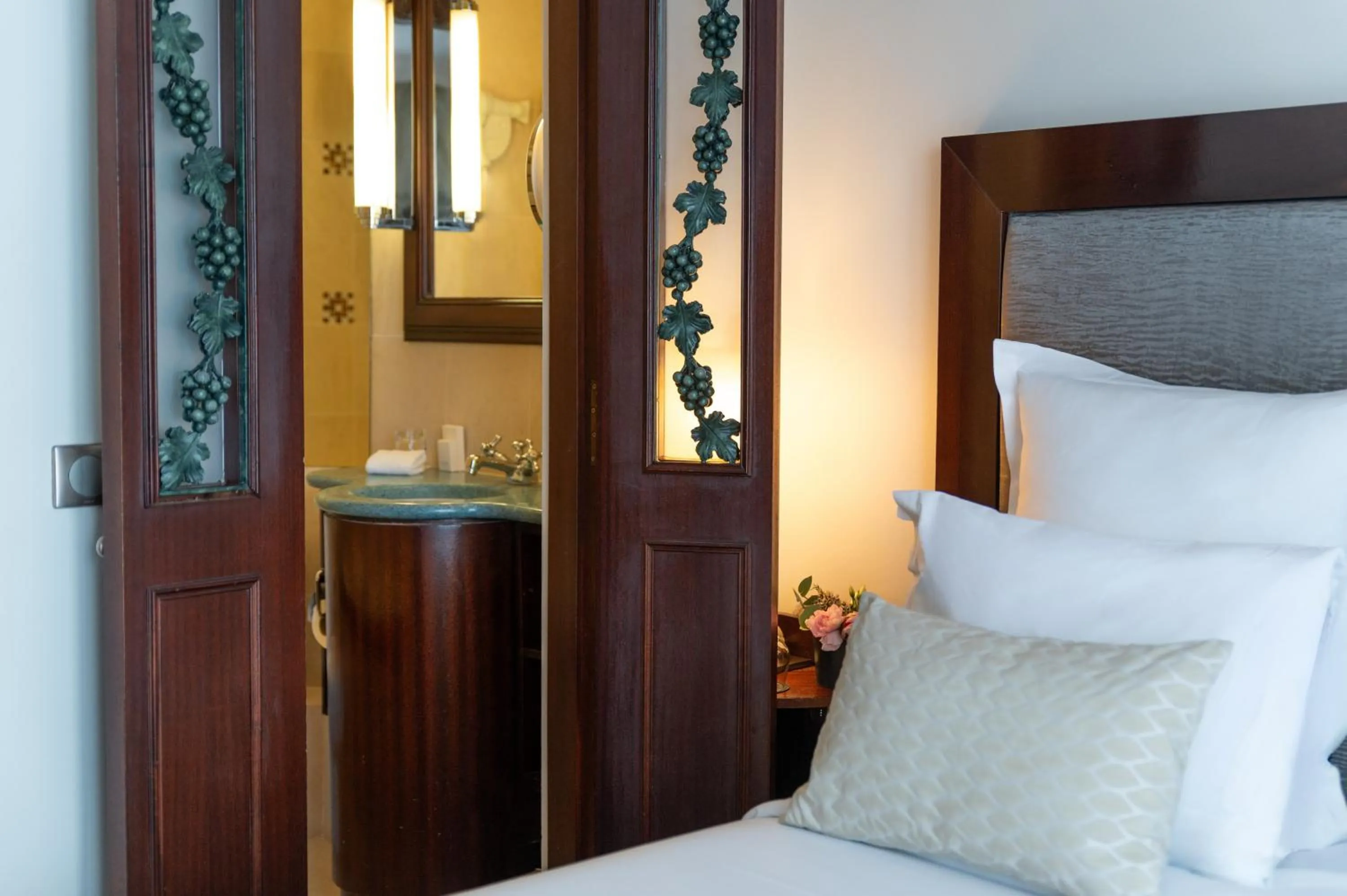 Bathroom, Bed in Hôtel Pont Royal Paris