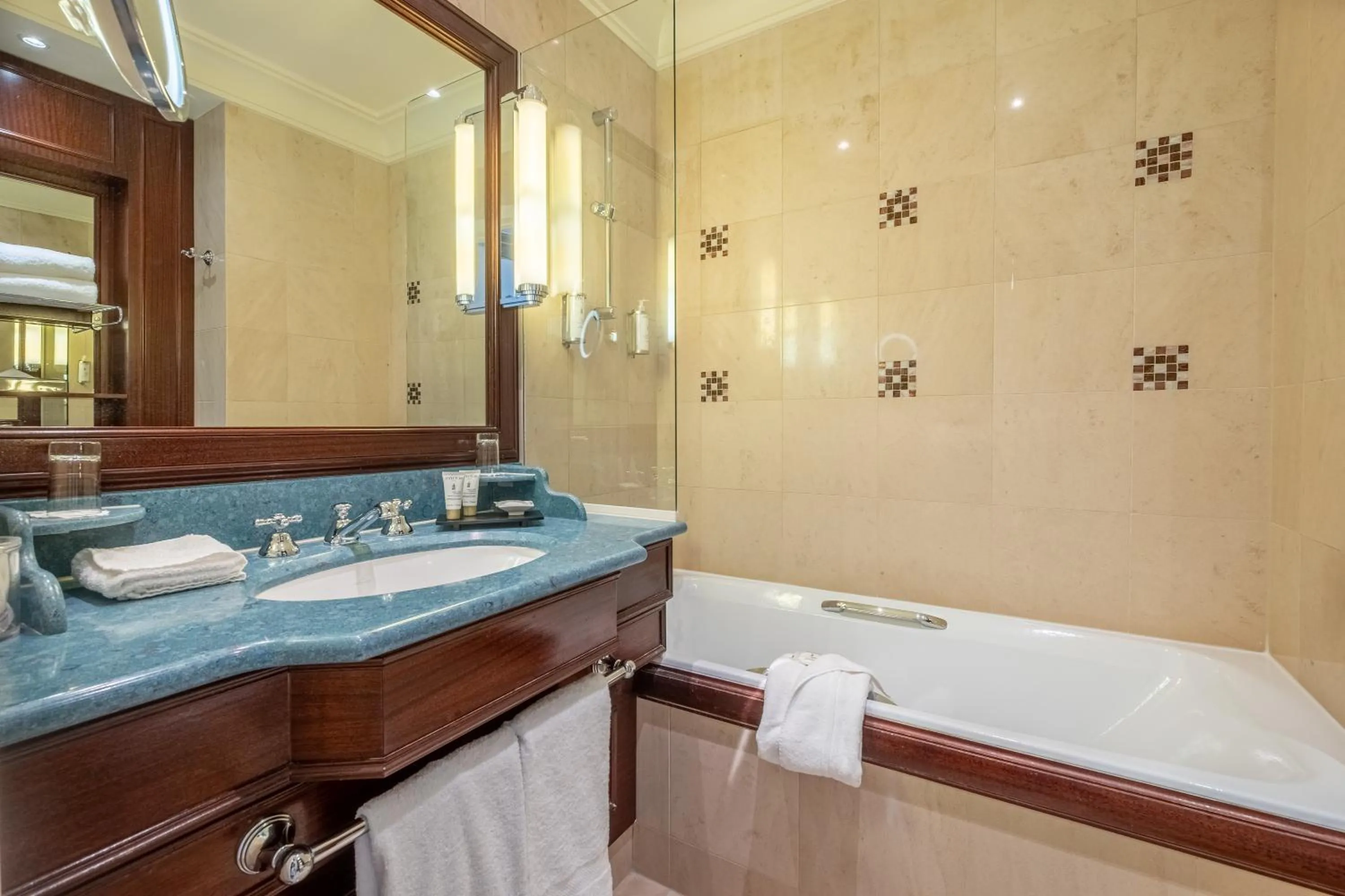 Bathroom in Hôtel Pont Royal Paris