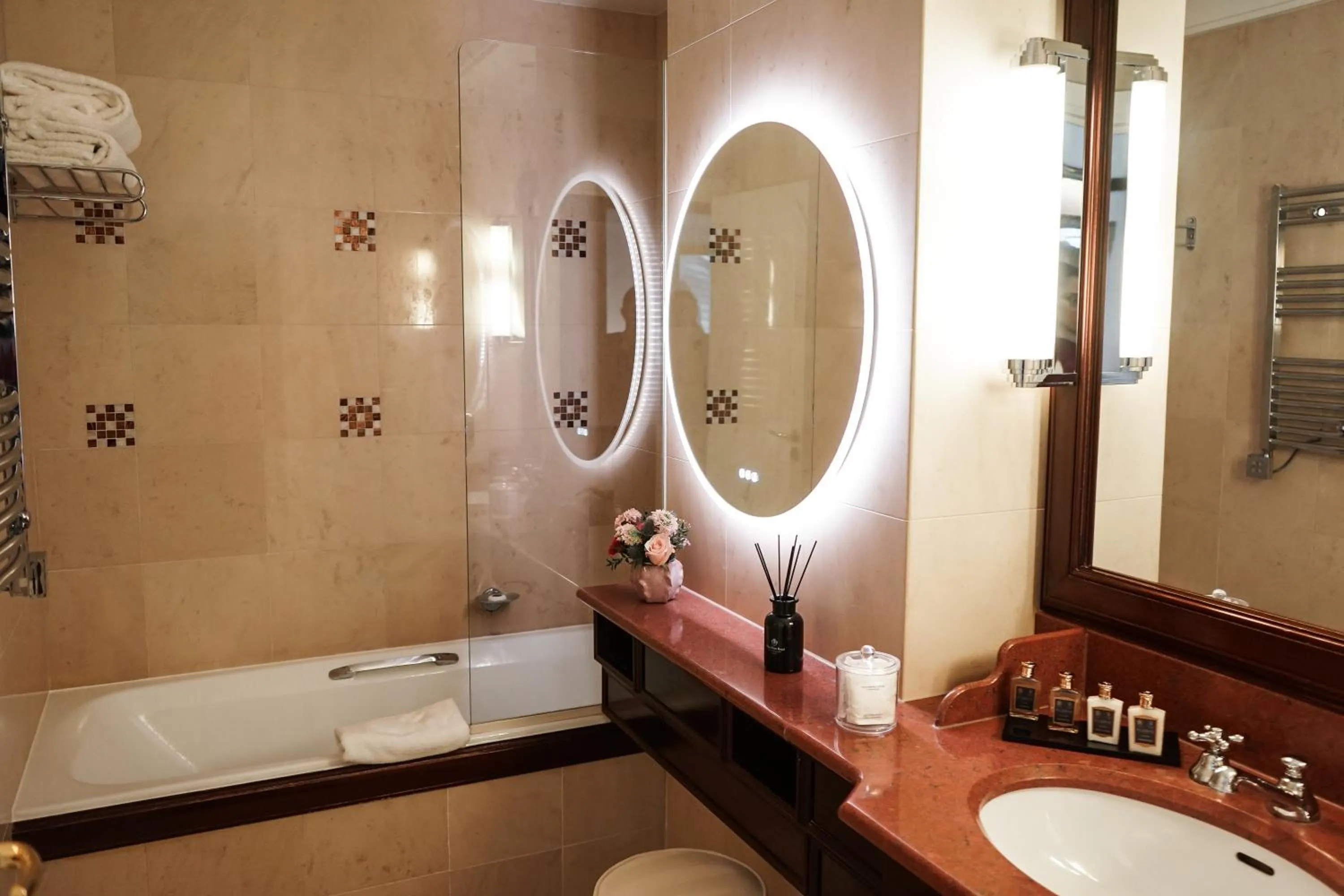 Bathroom in Hôtel Pont Royal Paris