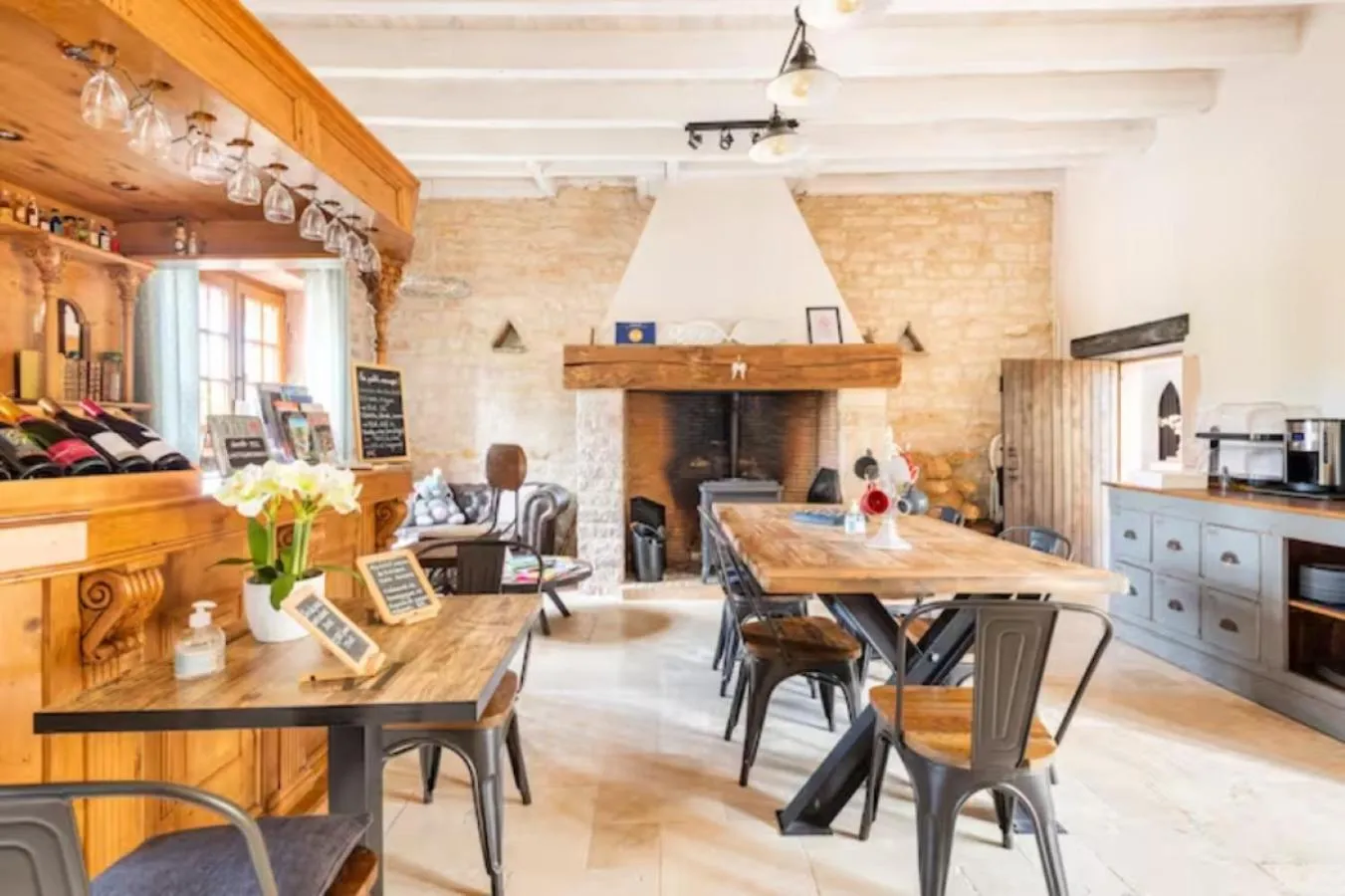 Restaurant/places to eat in B&B Des Histoires d'Anges - Côté Jardin - Accueil Vélo