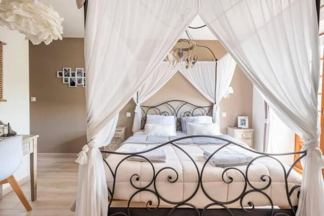 Bedroom, Bed in B&B Des Histoires d'Anges - Côté Jardin - Accueil Vélo