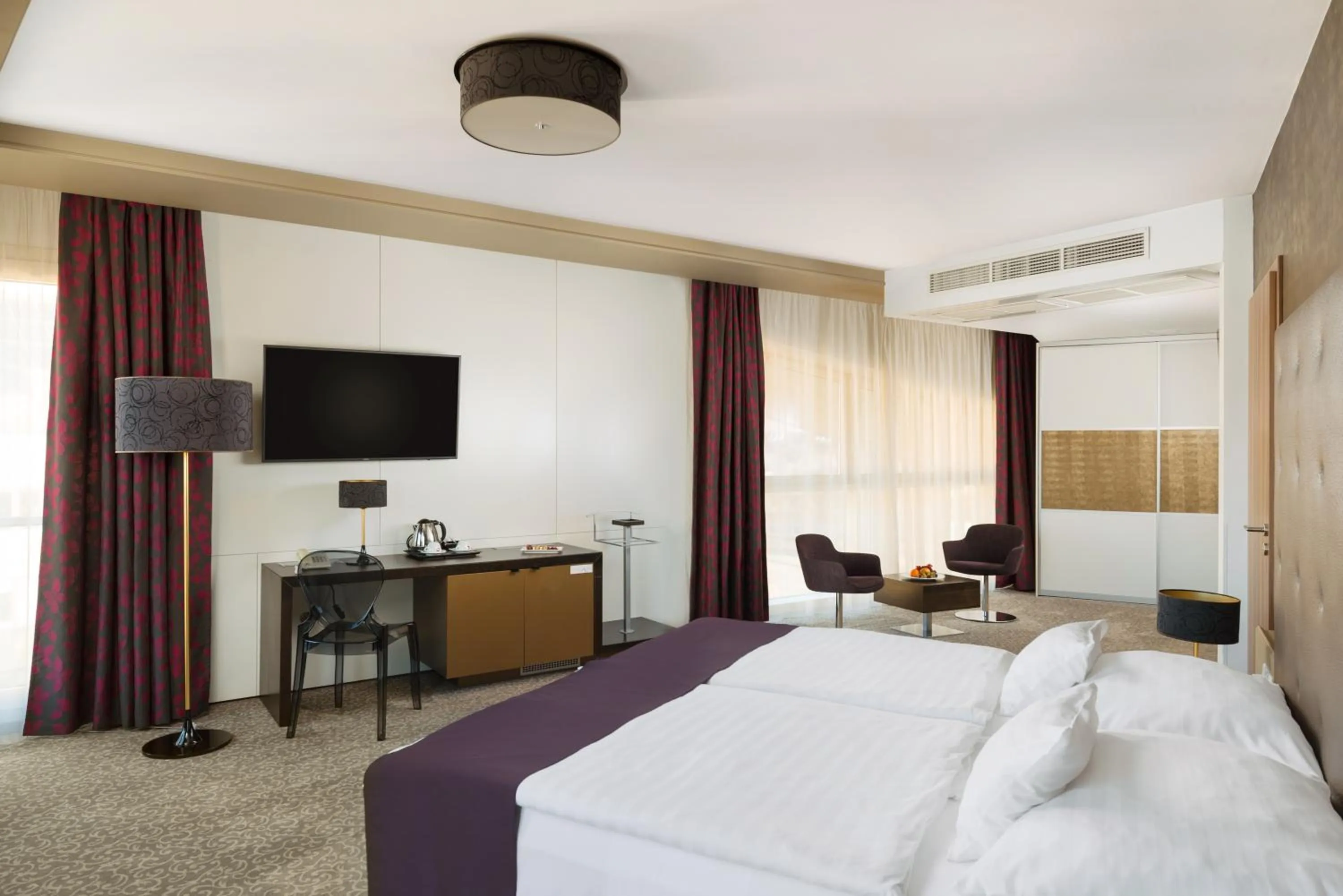 Photo of the whole room, Bed in Corso Hotel Pécs