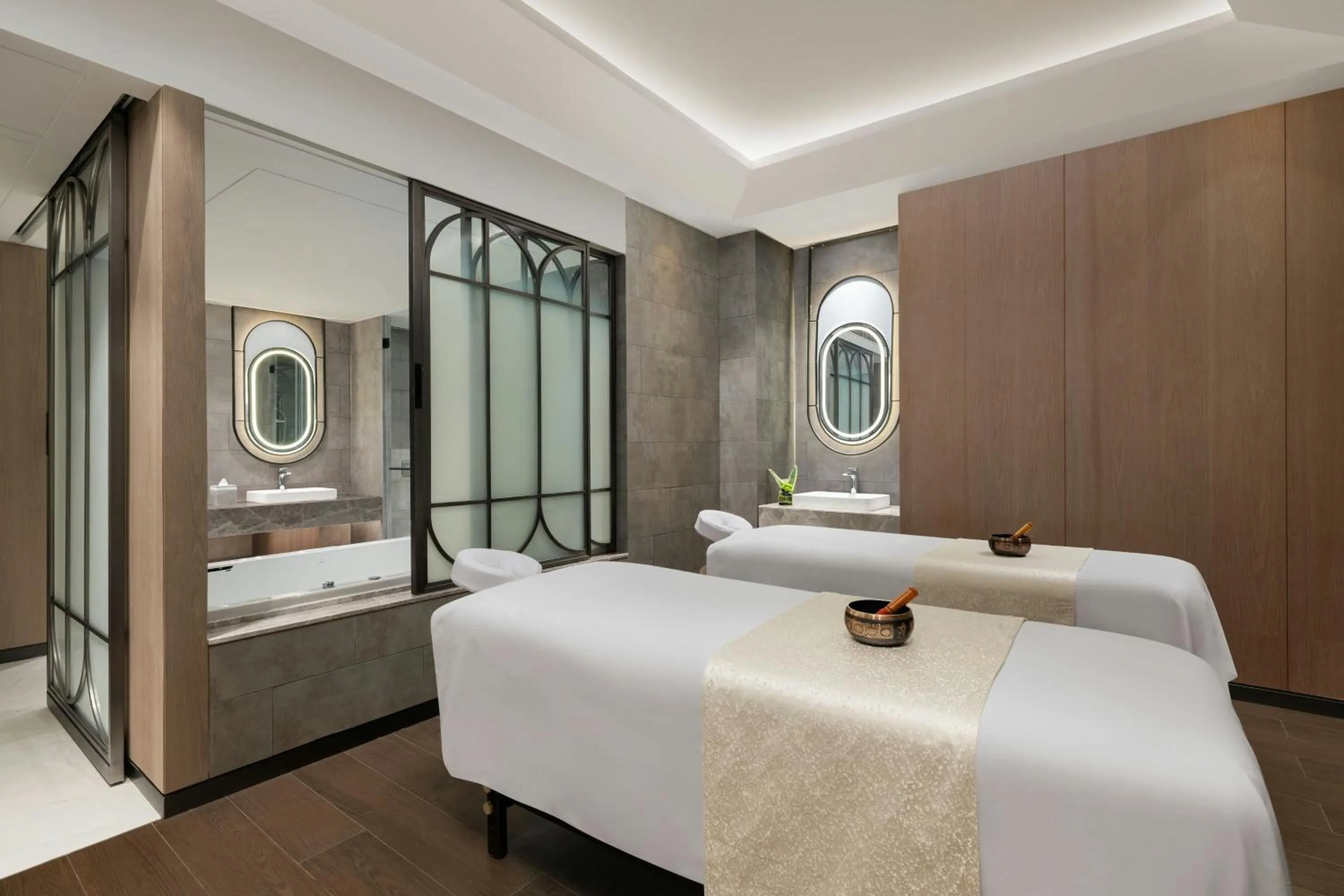 Spa and wellness centre/facilities, Bed in Le Meridien Ahmedabad