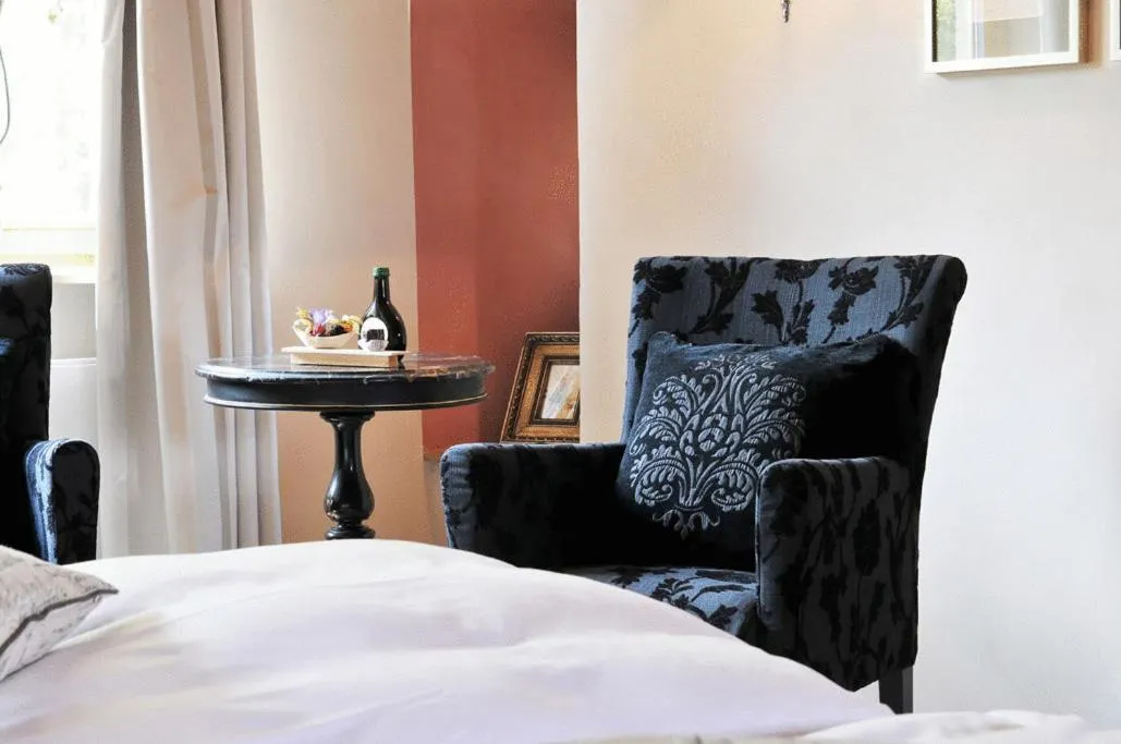 Seating area, Bed in Hotel Herrnschloesschen