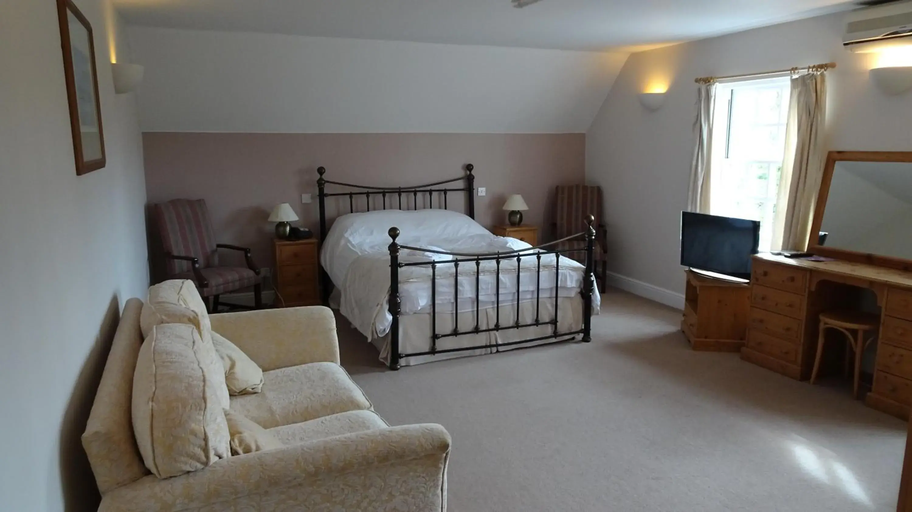 Superior Queen Room - single occupancy in The Furze Bush Inn Superior Queen Room - single occupancy in The Furze Bush Inn