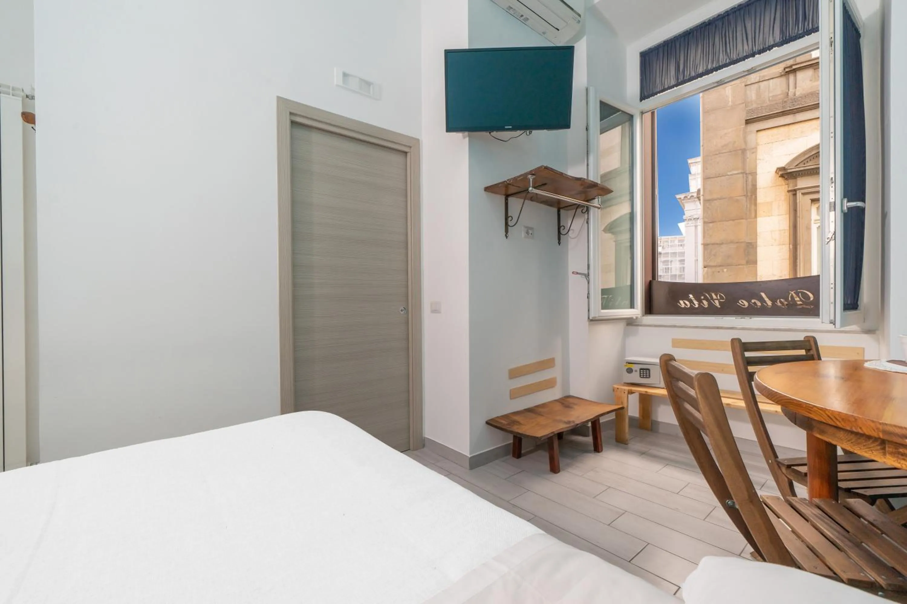 Communal lounge/ TV room, Bed in B&B DolceVita Napoli