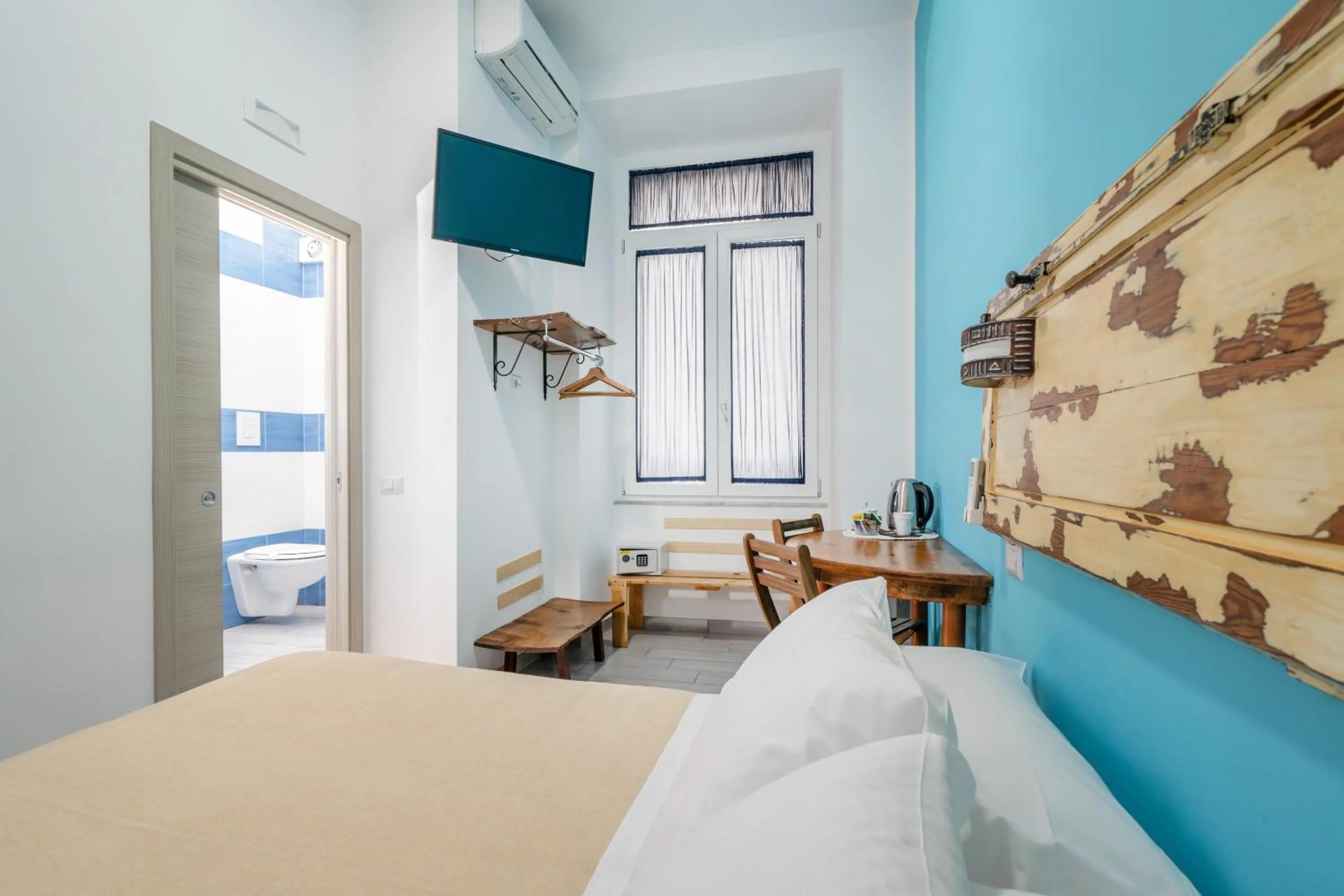 Photo of the whole room, Bed in B&B DolceVita Napoli