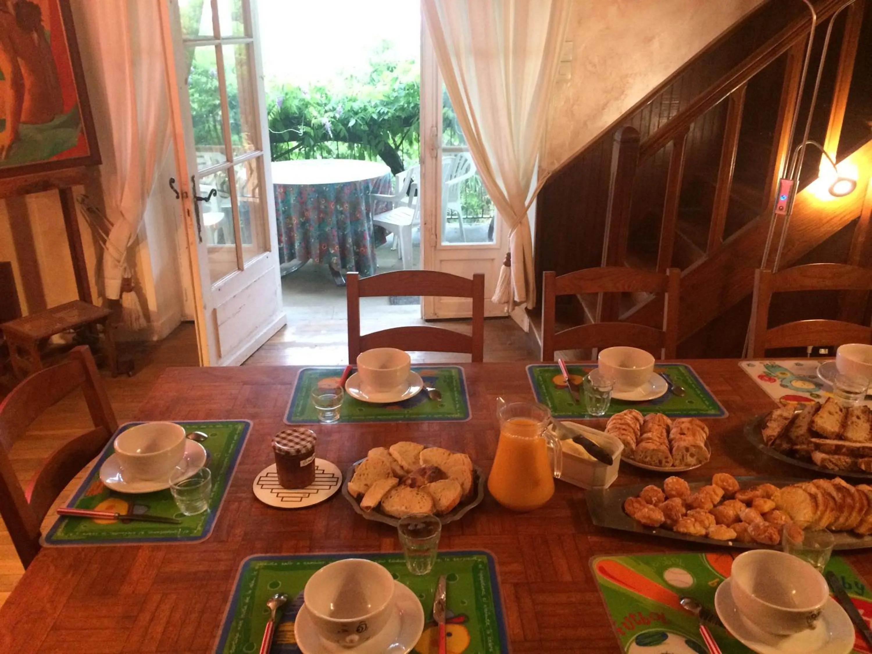 Continental breakfast in Chambre Lascaux aux Meulieres a Domme