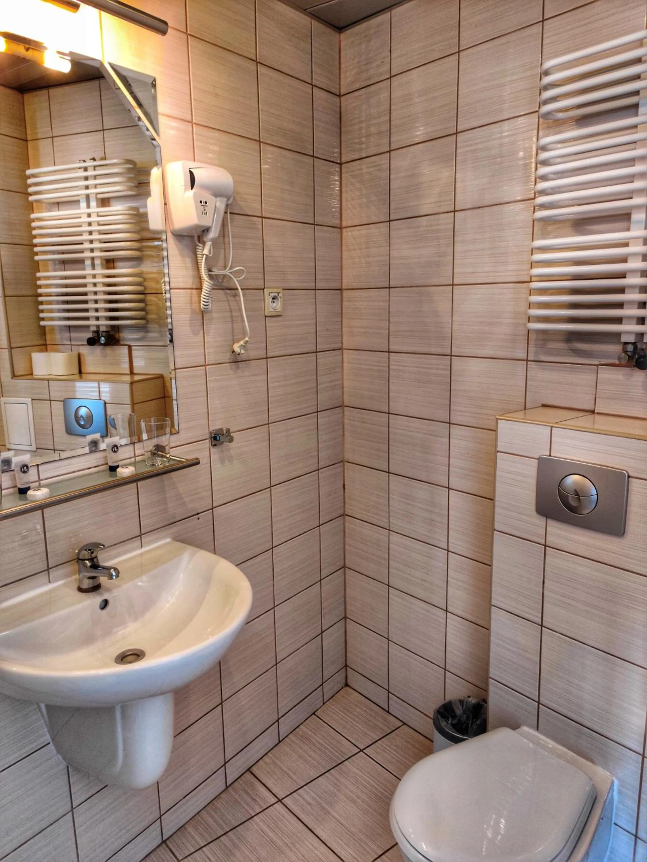 Shower in Hotel Logos