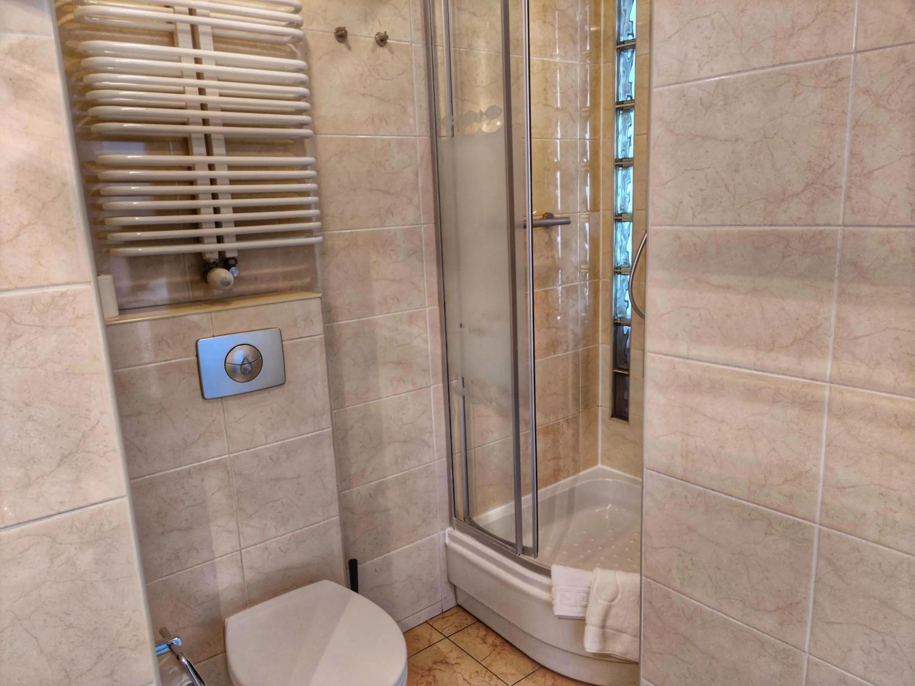 Shower in Hotel Logos