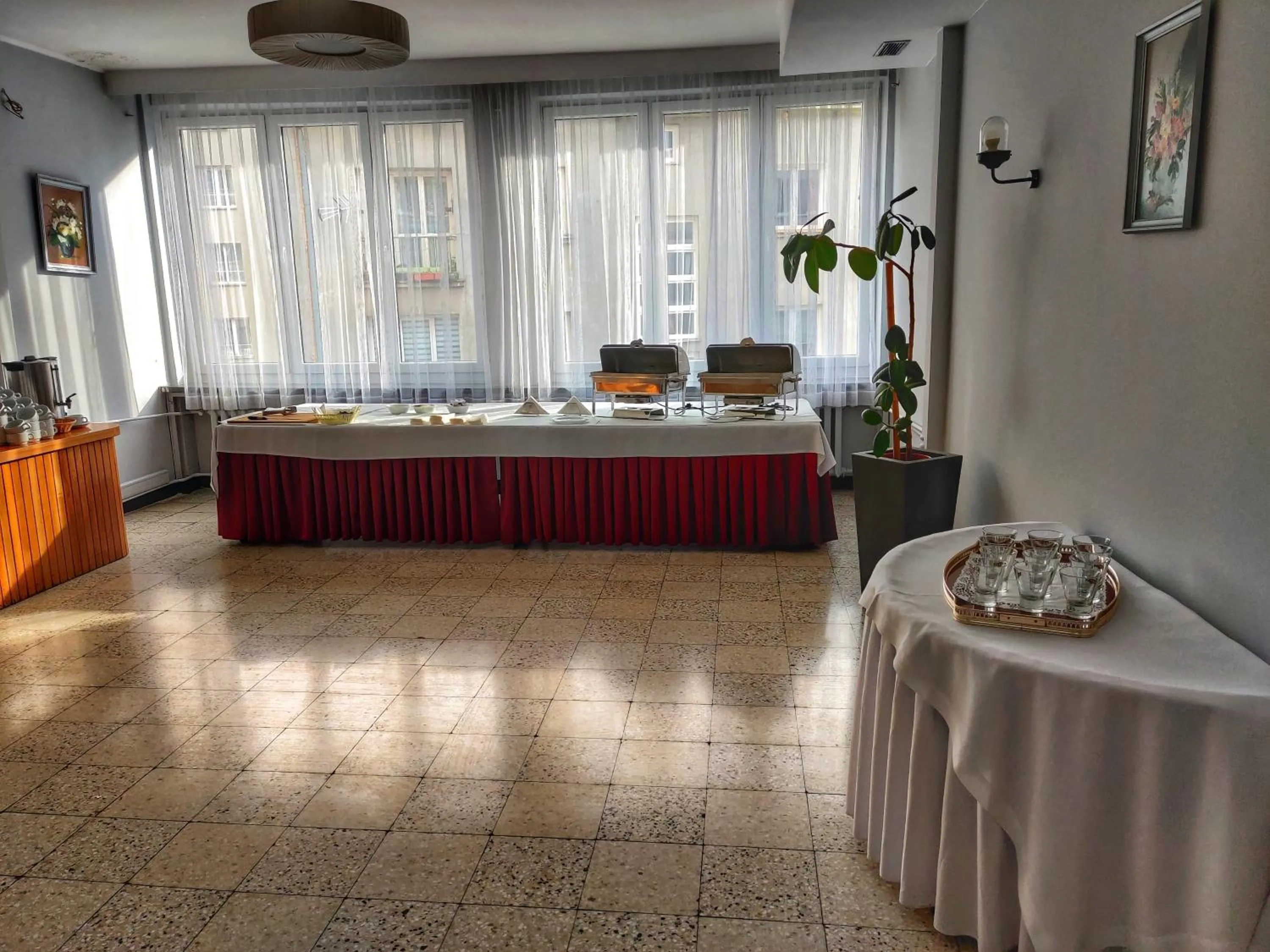 Restaurant/places to eat in Hotel Logos