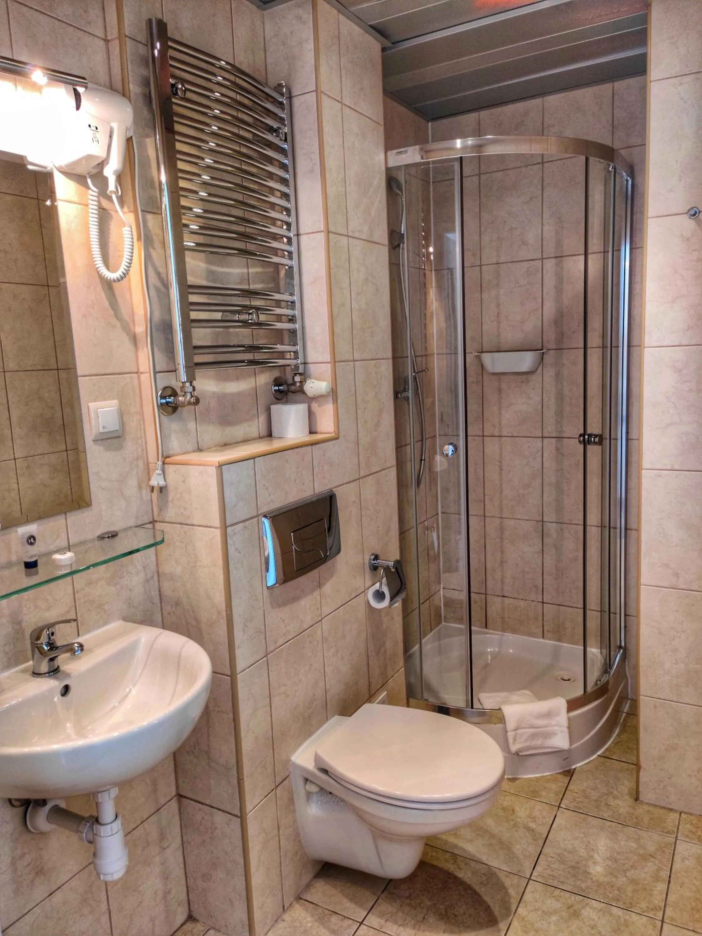 Shower in Hotel Logos