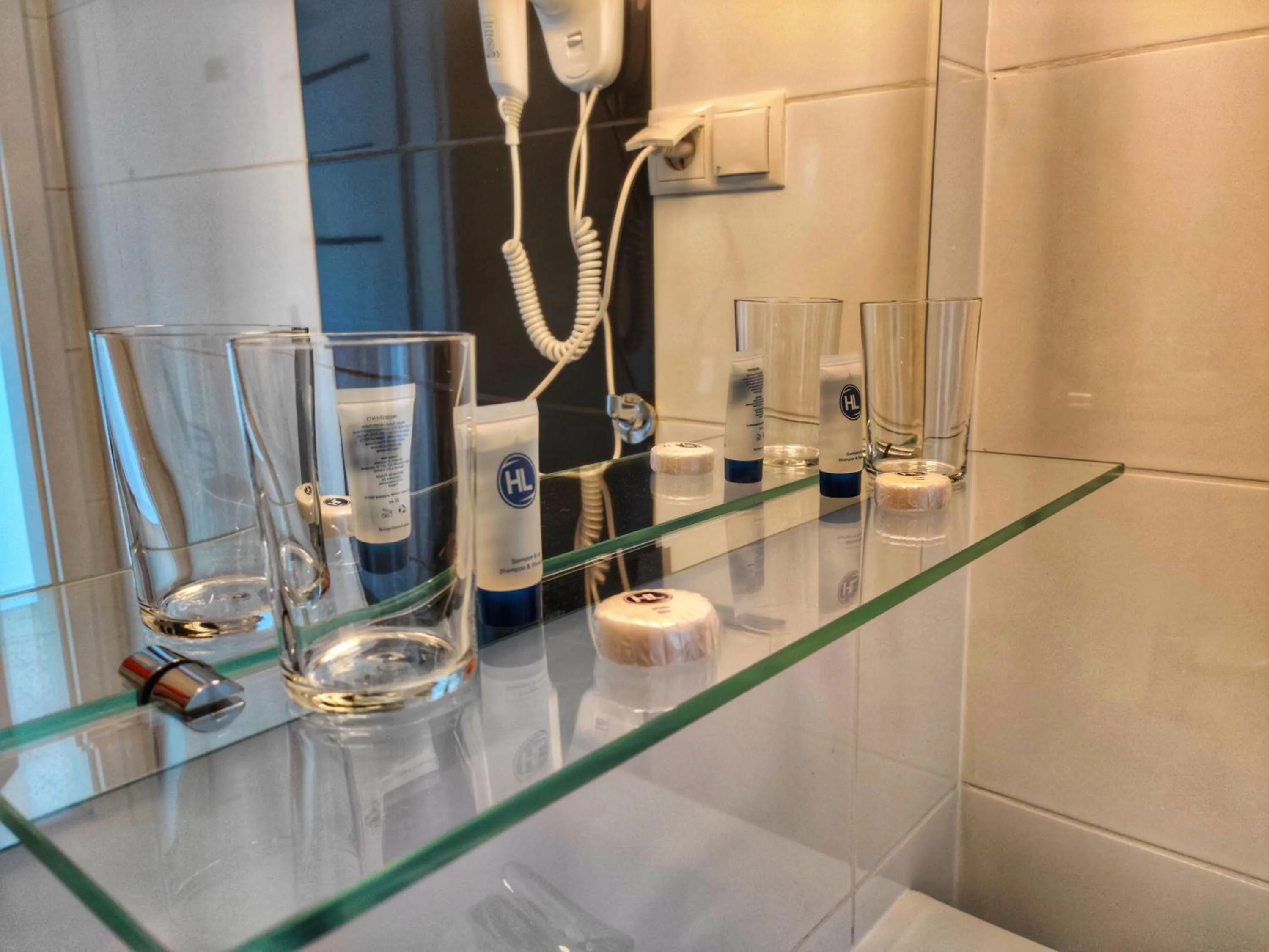 Bathroom in Hotel Logos