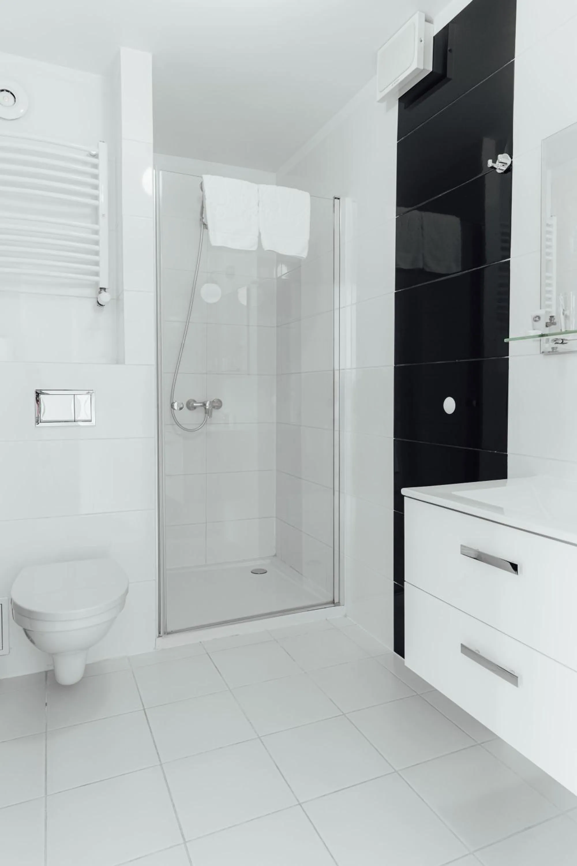 Shower in Hotel Logos