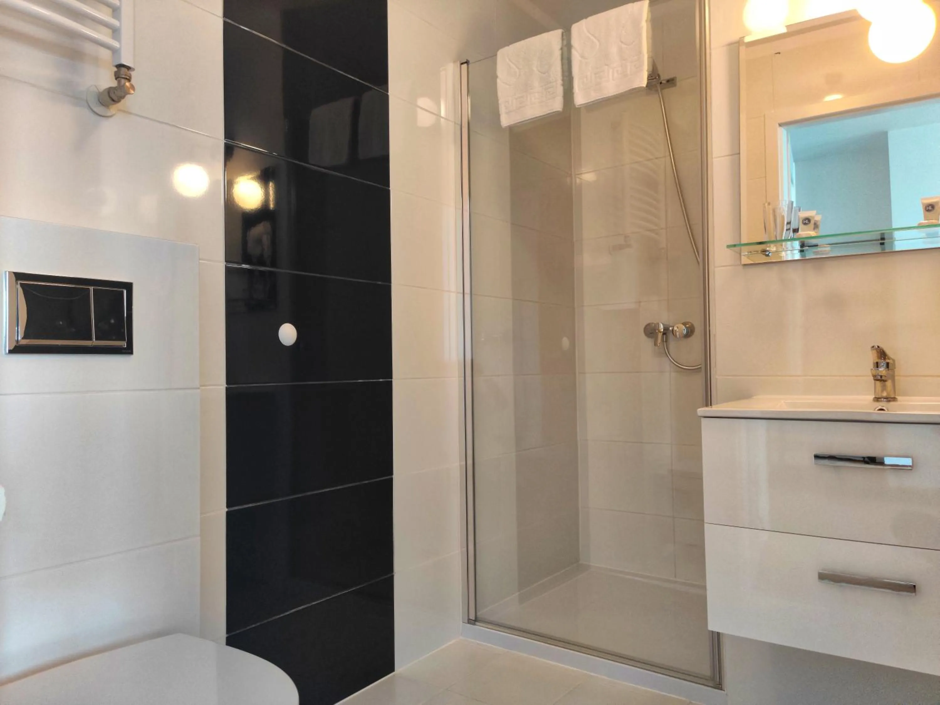 Bathroom in Hotel Logos